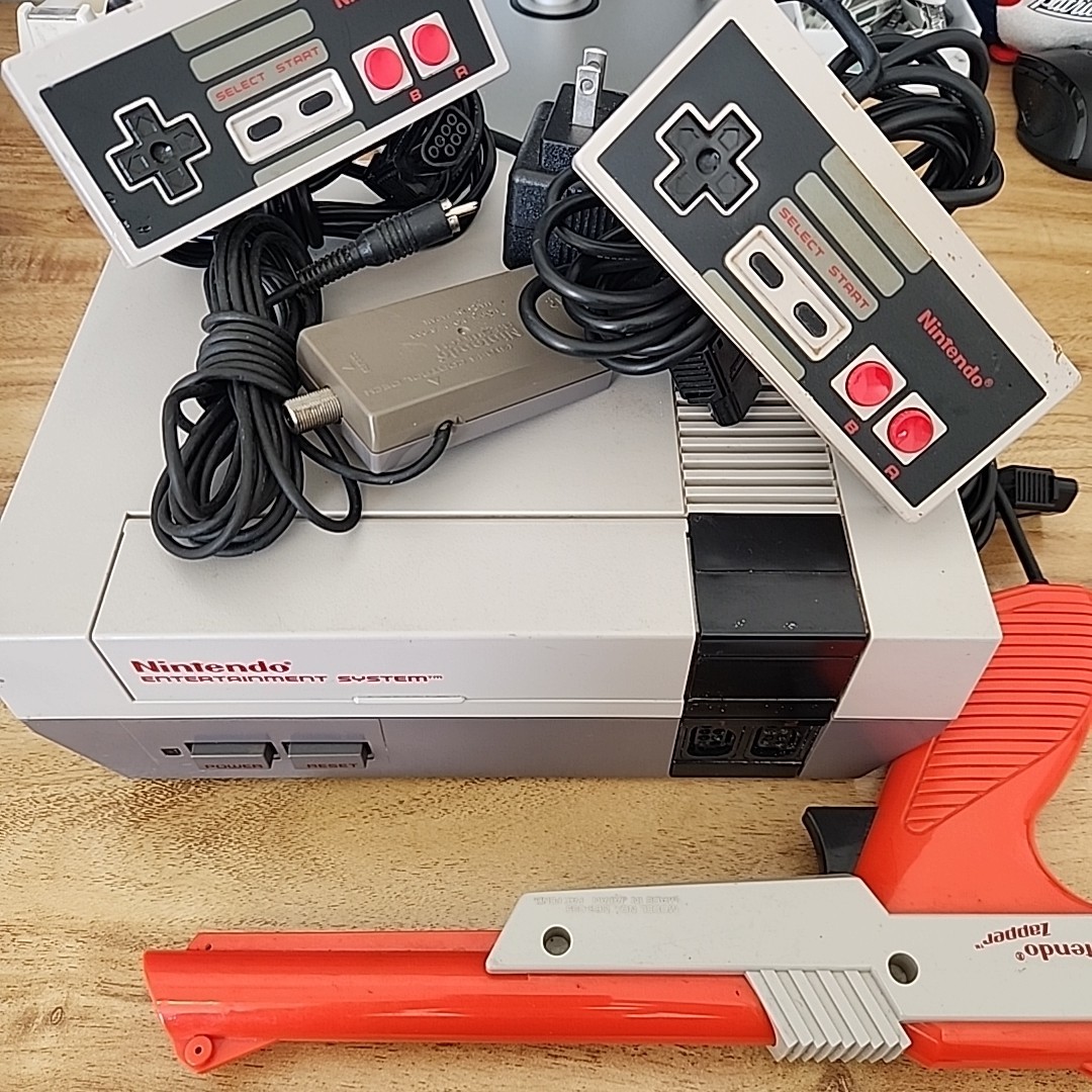 Nintendo NES Console System OEM w/ 2 Controllers Zapper RF Switch Power NES-001