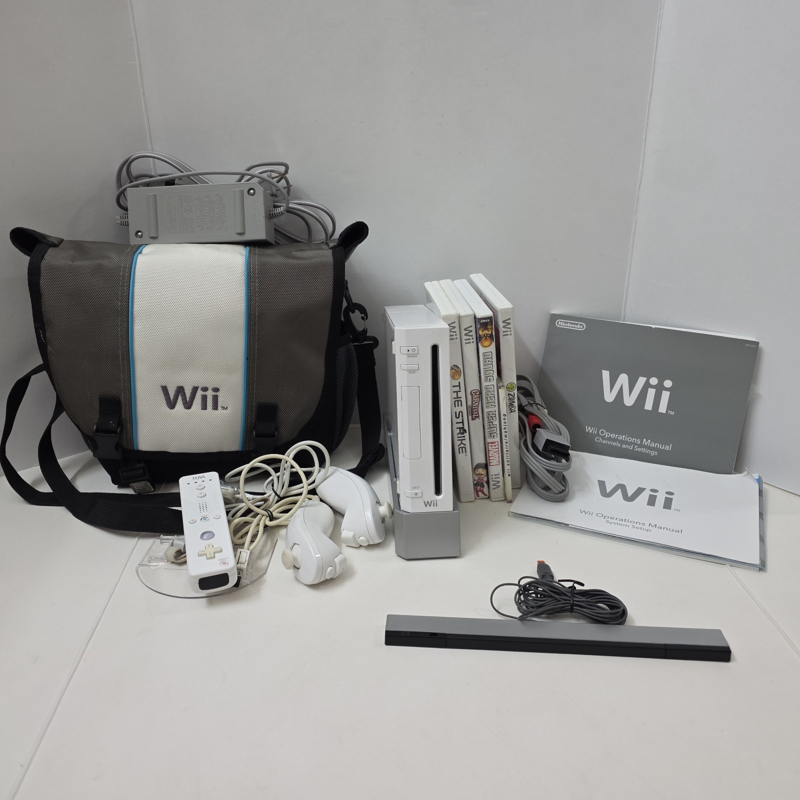 Nintendo Wii Console Bundle White RVL-001 Controllers Games Carrying Case