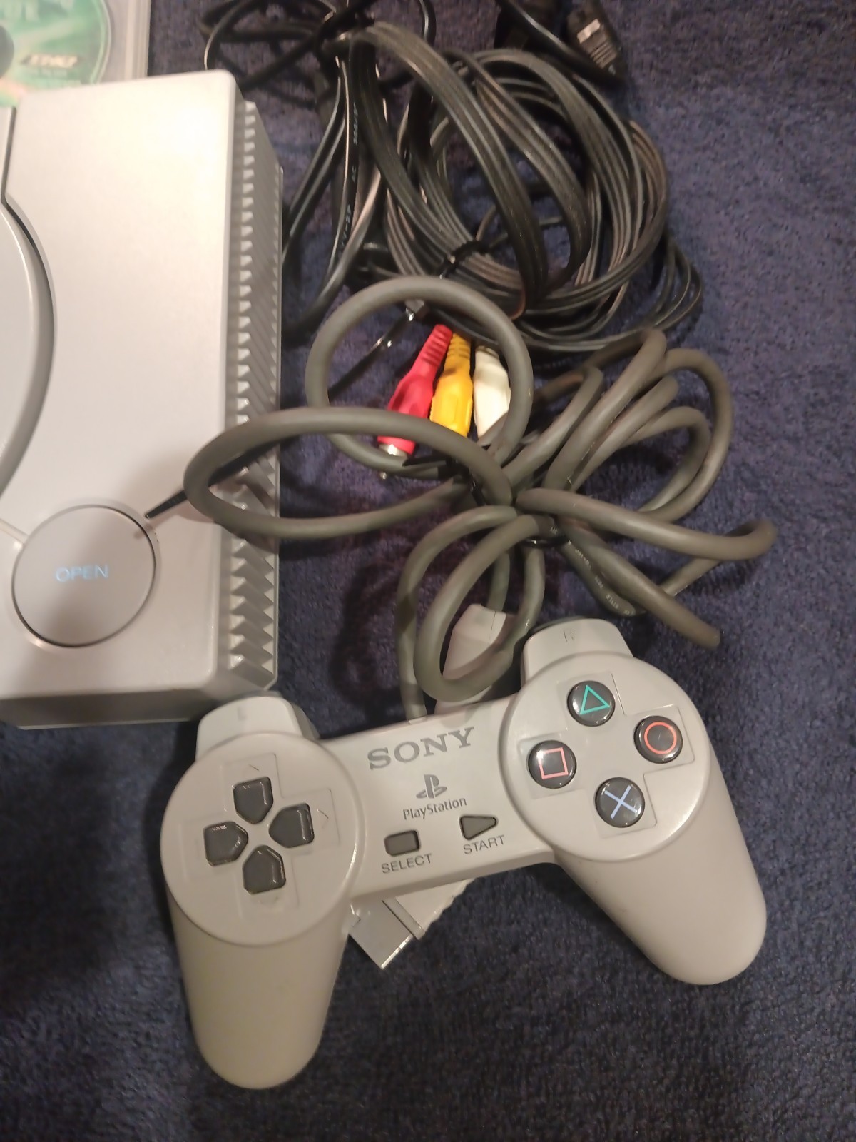 SONY PLAYSTATION 1 CONSOLE W/ 1 CONTROLLER,Game & CABLES -TESTE (WBP013750)