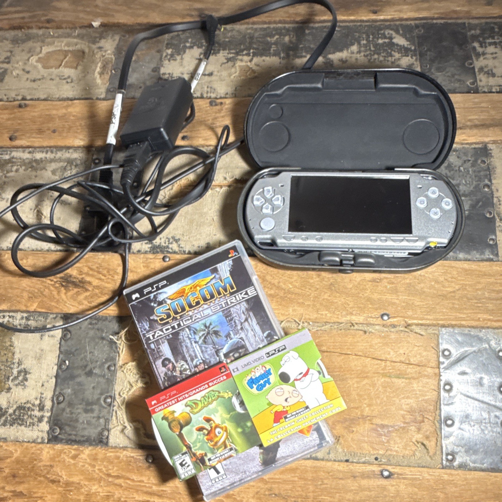 Sony PSP-2000 Silver Handheld System Console w/ Case Charger – WORKING