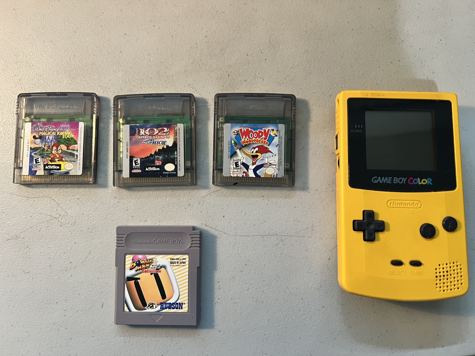 Nintendo Gameboy Color GBC Yellow Console CGB-001 with 4 games bomberman