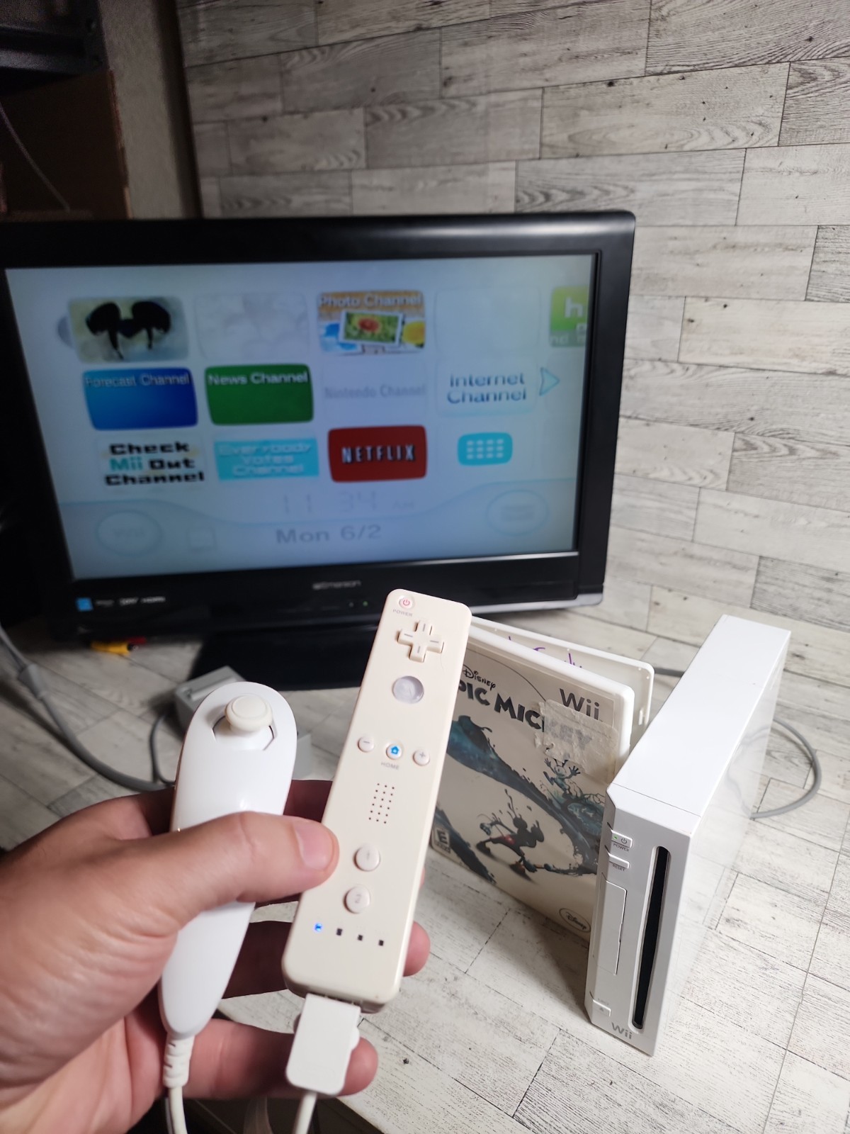 Vintage Nintendo Wii Console Bundle White RVL-001 w/ Original Box & Game 2006