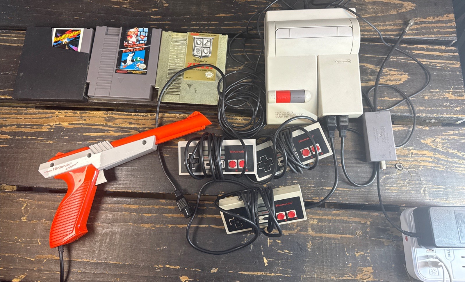 Nintendo Top Loader System 101 ,2 Controllers, Zapper,Cords,3 Games , Tested