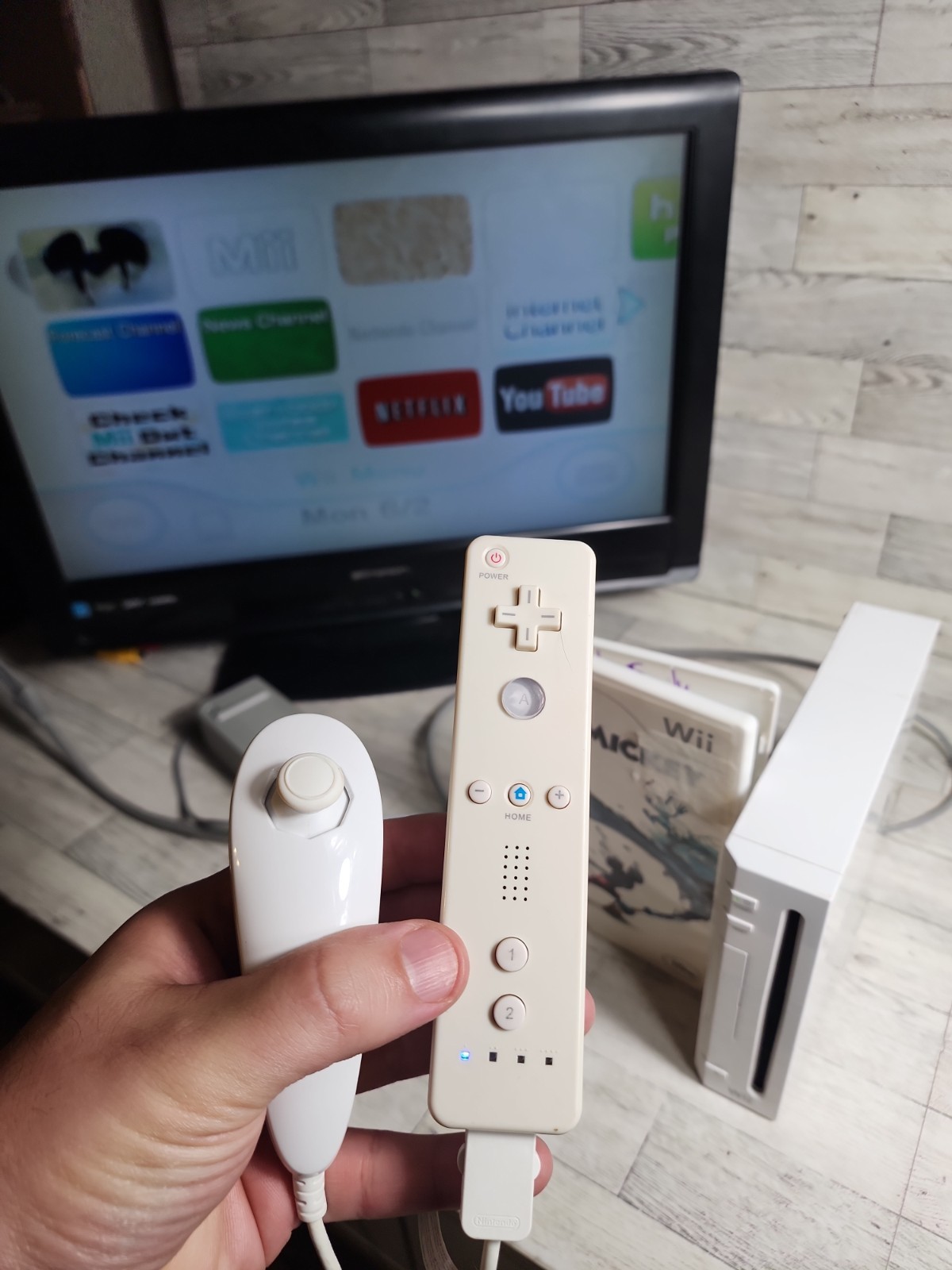 Vintage Nintendo Wii Console Bundle White RVL-001 w/ Original Box & Game 2006
