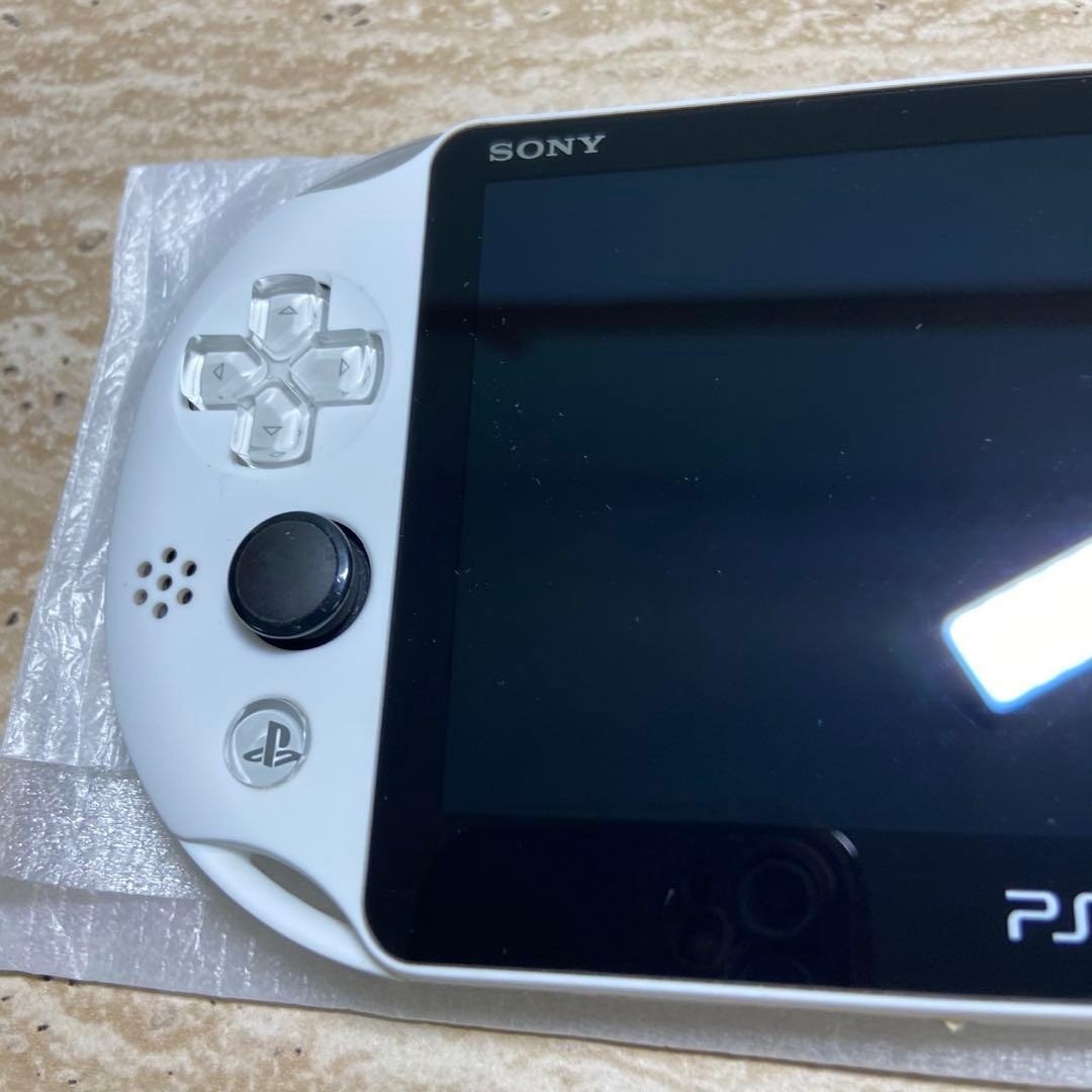 PS Vita PCH-2000 Silver Complete in Box Near Mint Condition 7043