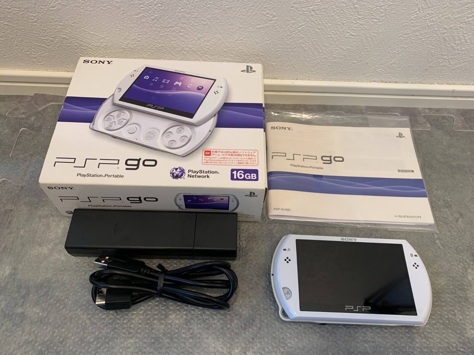 Sony PSP GO Pearl White PSP-N1000PW Playstation Portable BOX Exc