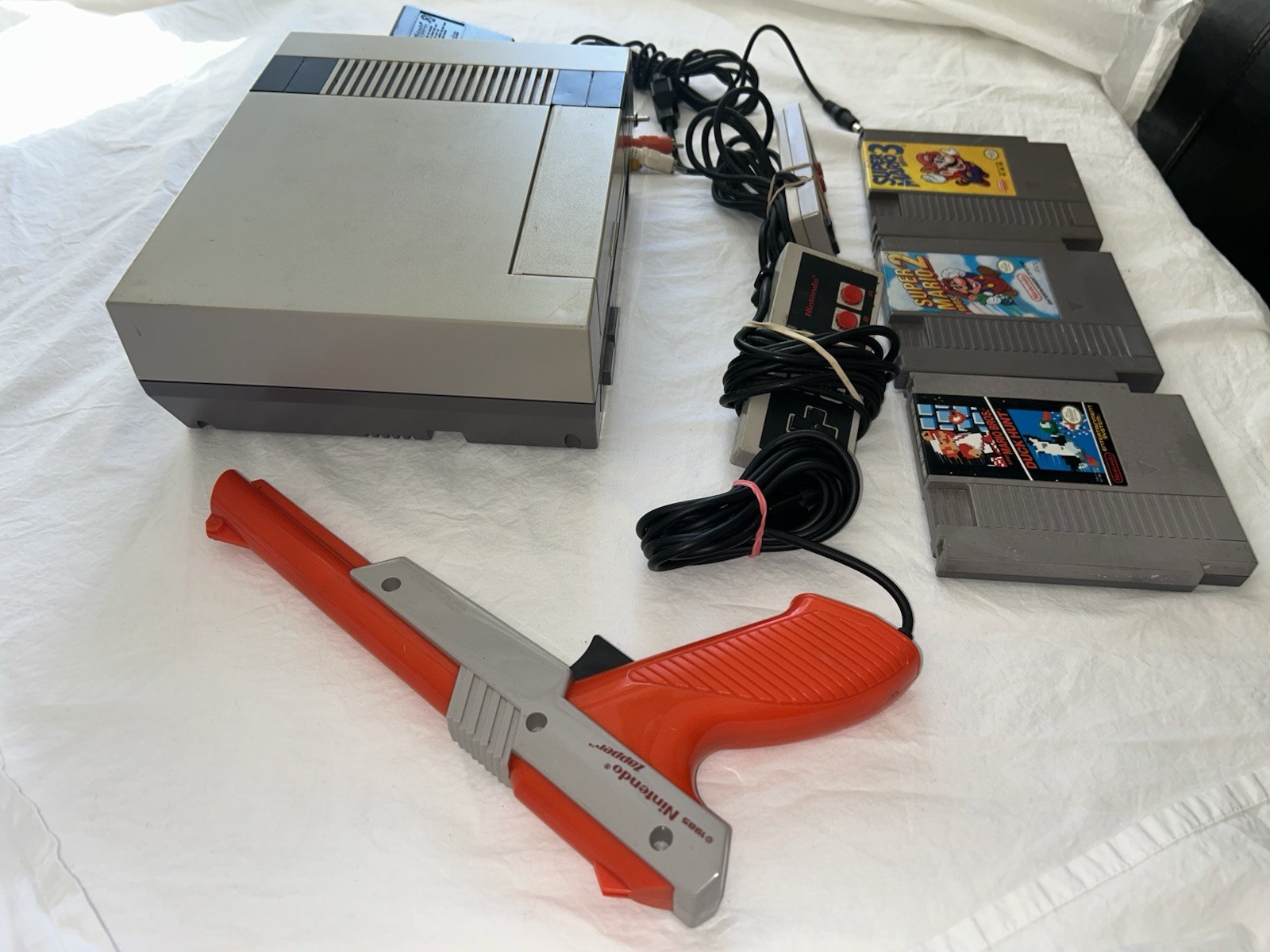 NES Console Bundle Super Mario Bros. 1,2,3 and 2 Controllers. Zapper Tested