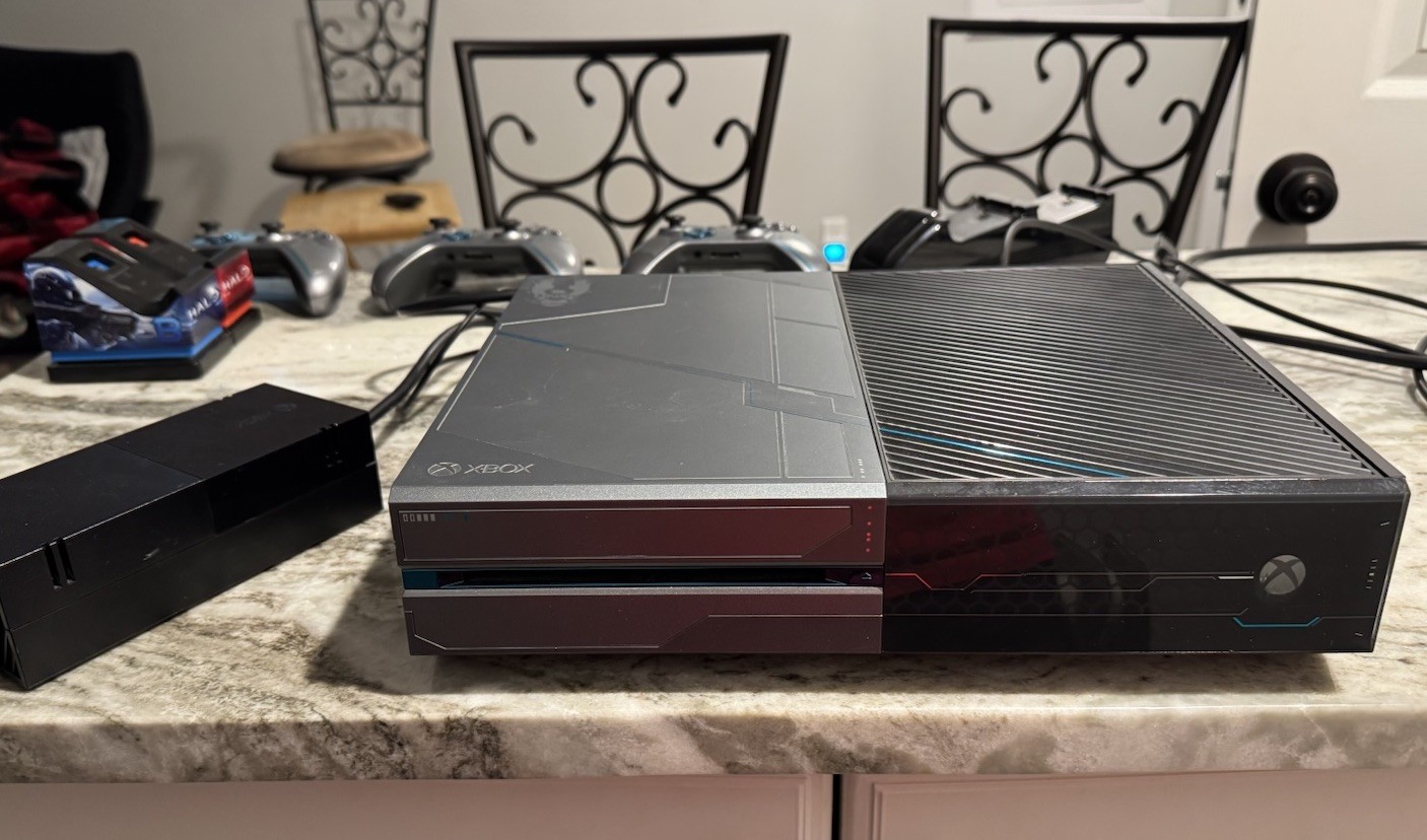 Microsoft Xbox One Halo 5 Guardians Edition Console w/ 3 Controllers & Wi-Fi