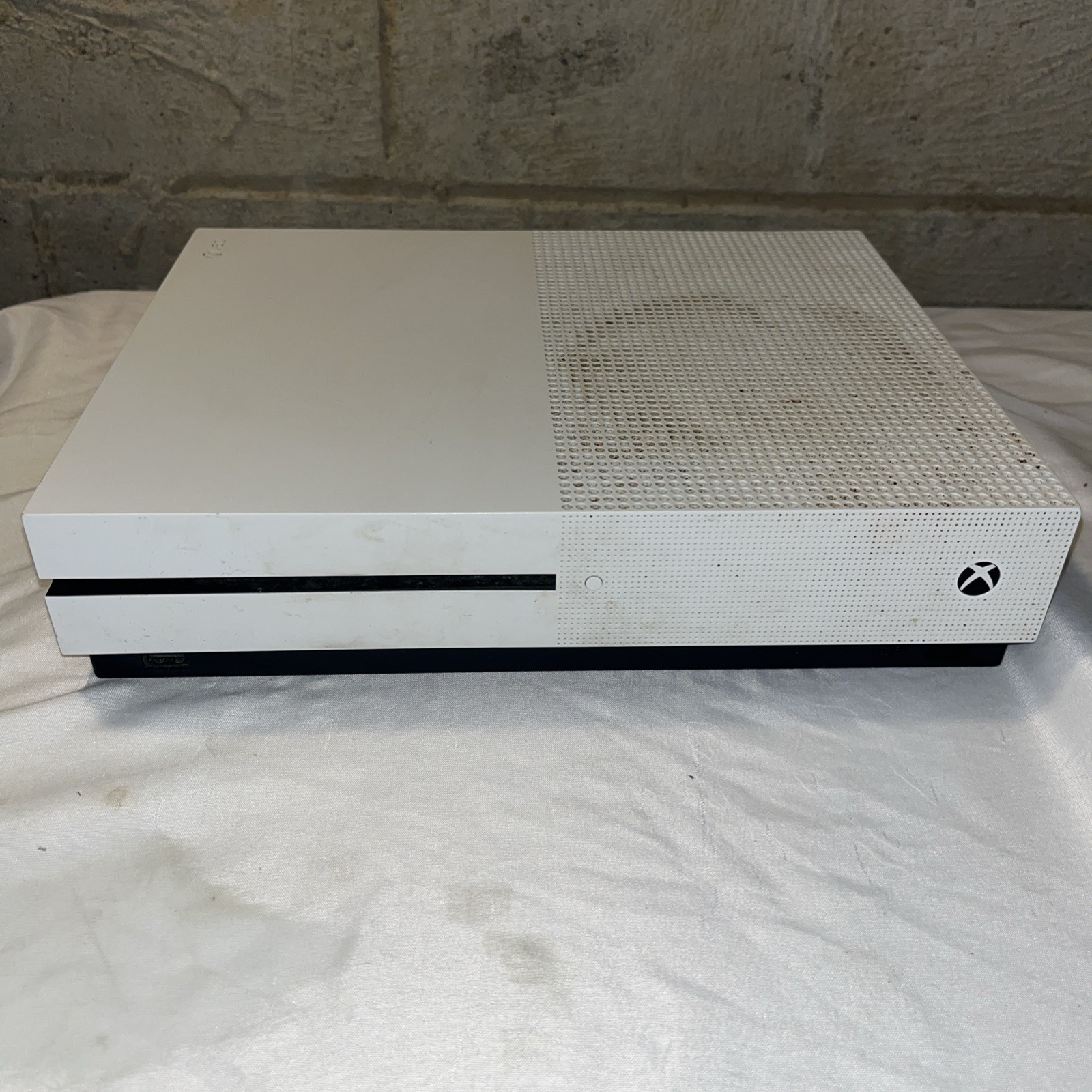 Microsoft Xbox One S 1TB White Model 1681 Console Does Not Read Disks