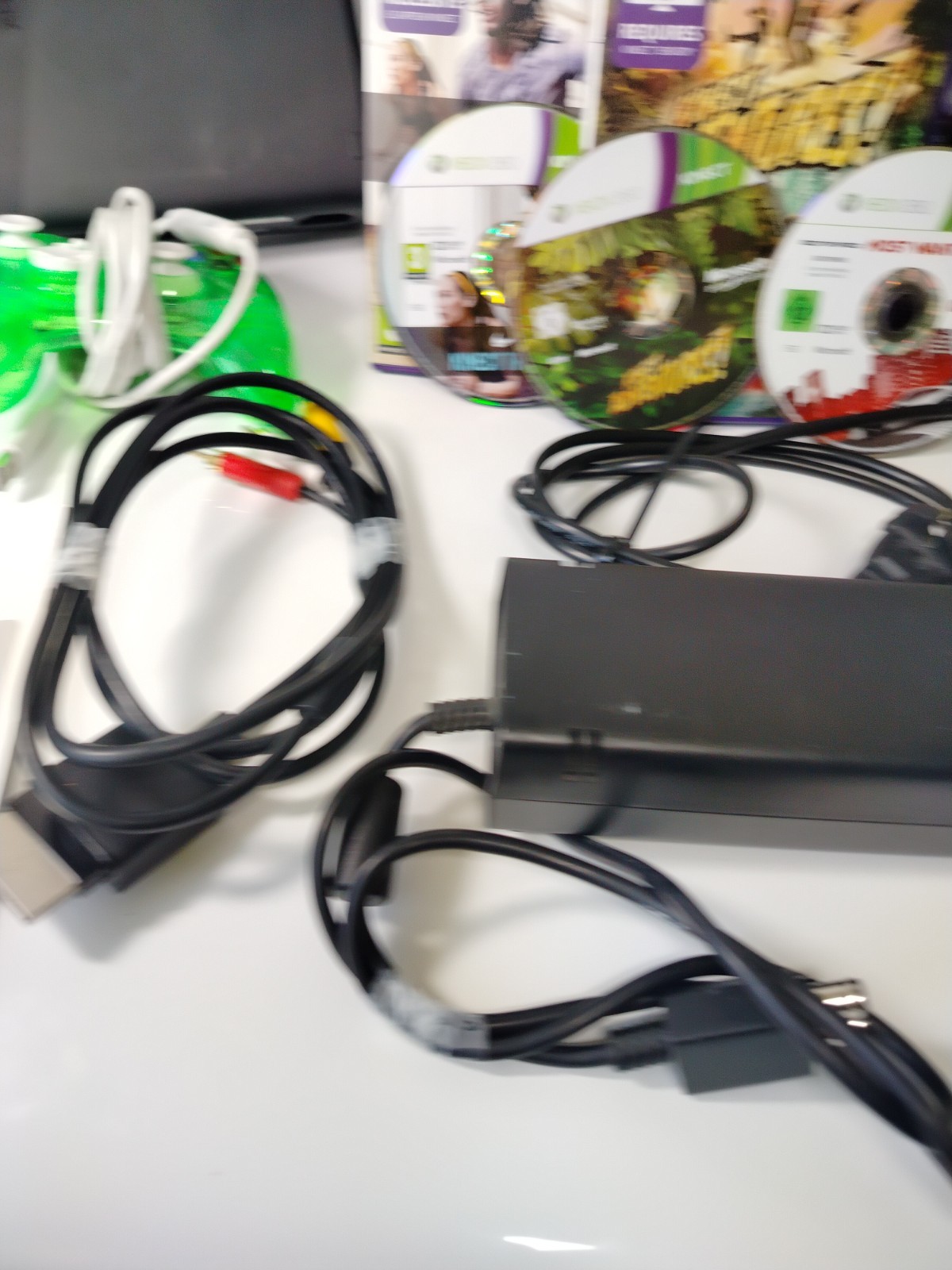 MICROSOFT XBOX 360 4GB CONSOLE WITH KINECT AND BOX – Controllers & Games