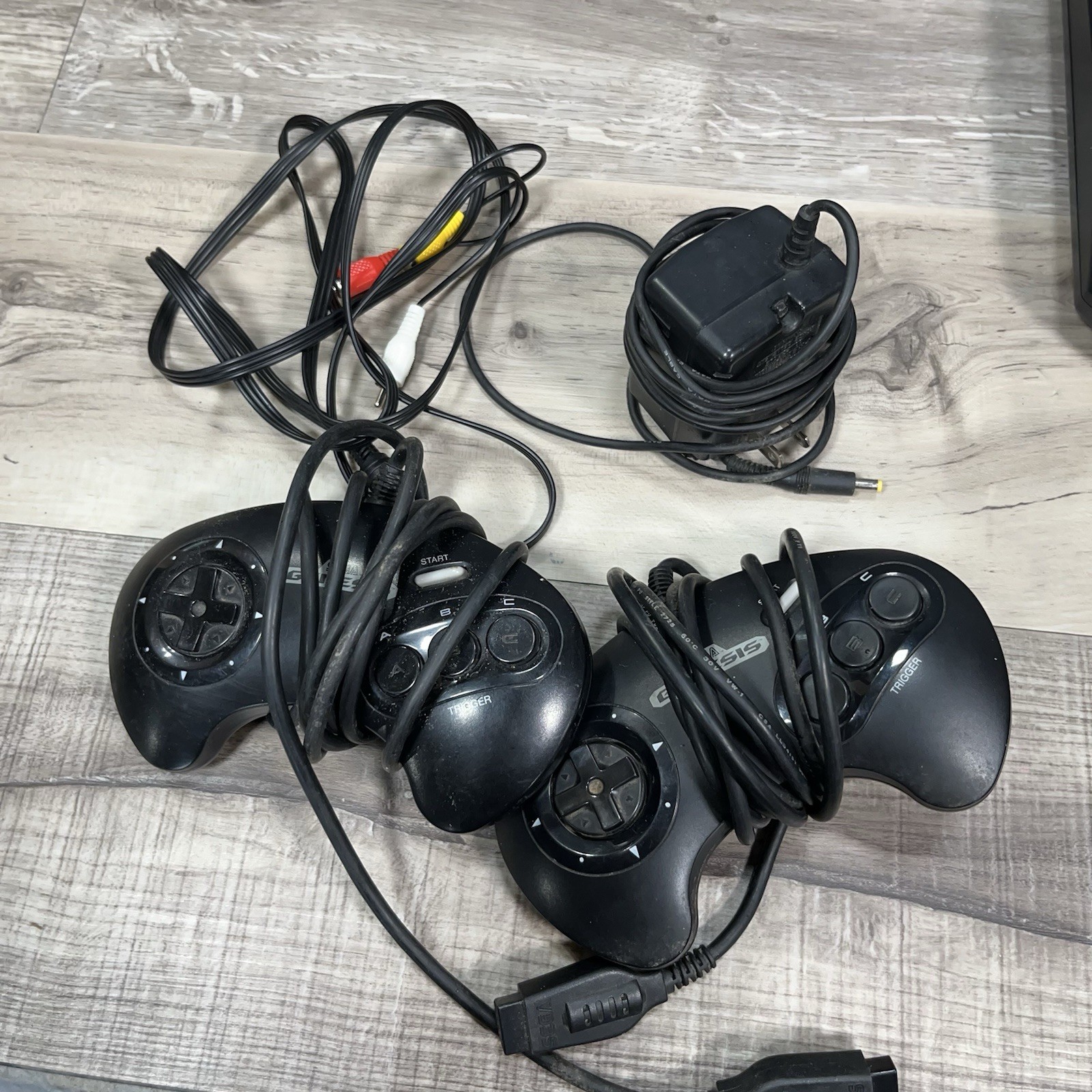 Sega Genesis Model 2 MK-1631 Console Bundle 2 Controllers 11 Games Sonic Carnage