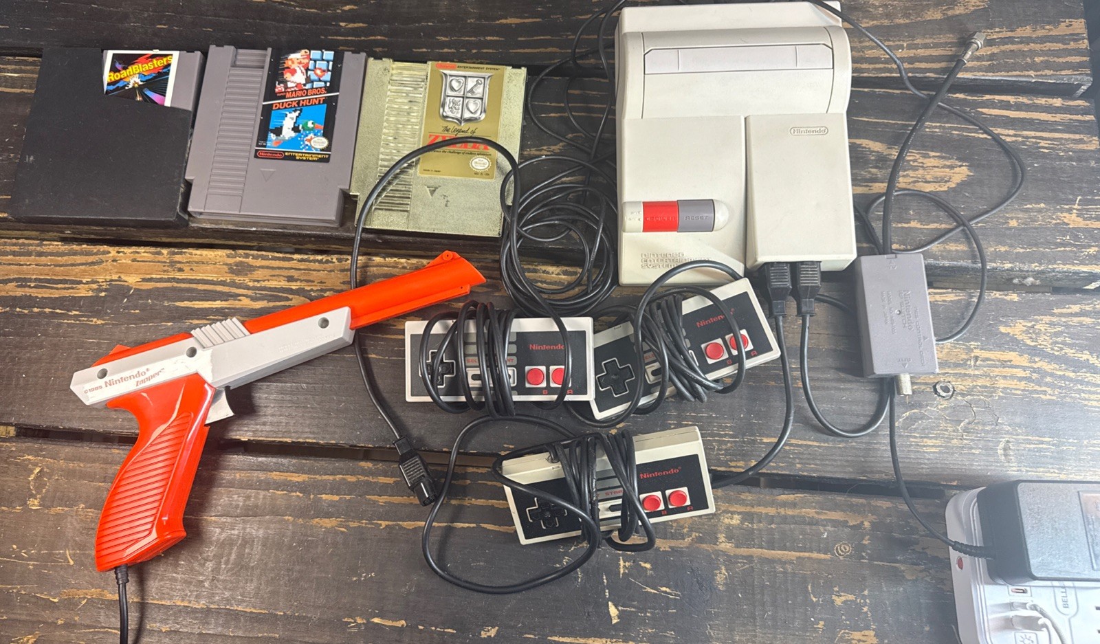 Nintendo Top Loader System 101 ,2 Controllers, Zapper,Cords,3 Games , Tested