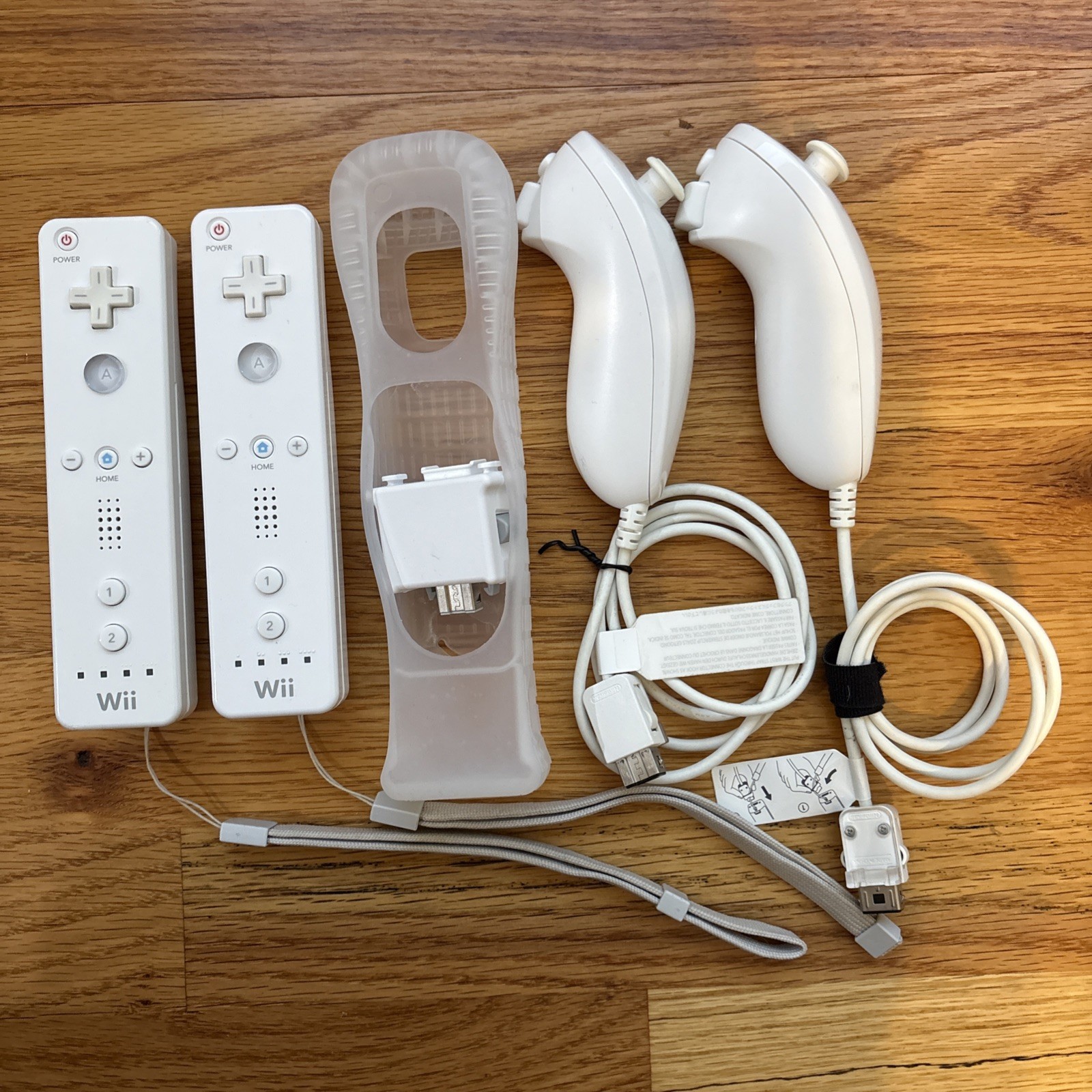 Nintendo Wii Console (RVL-001) + 2 wiimotes +1 classic controller + 4 games…
