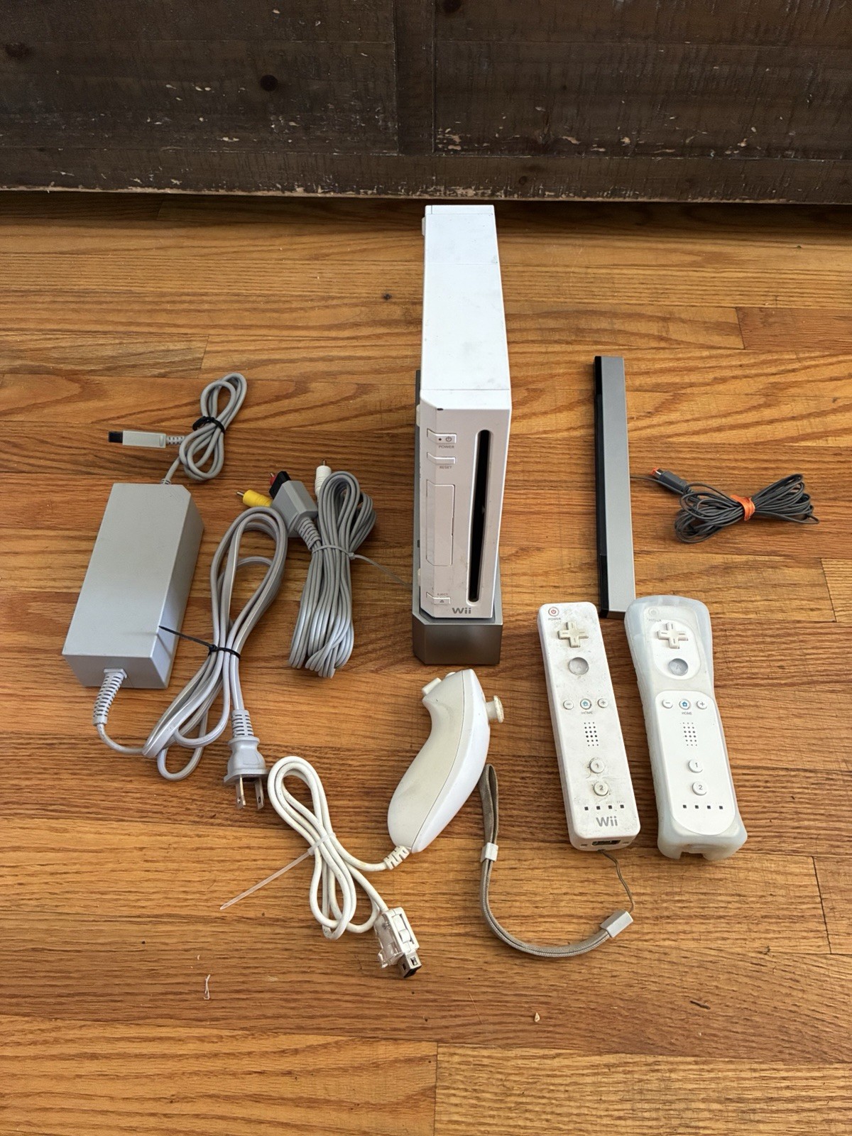 Nintendo Wii RVL-001 512 MB Home Console – Complete OEM Bundle