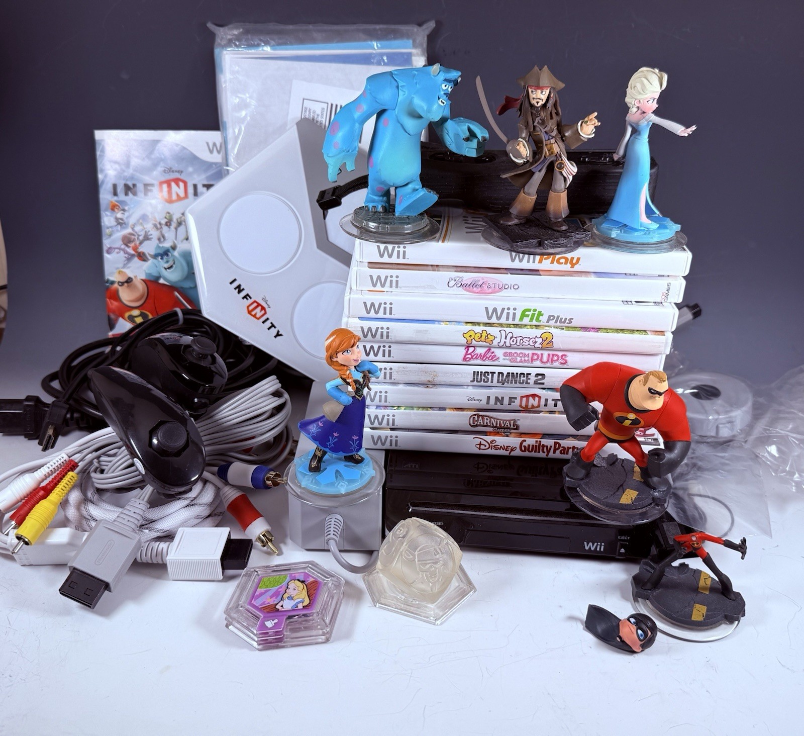 Nintendo Wii Black RVL-101 (USA) w/ Controller + Cords 8 Games Disney Infinity
