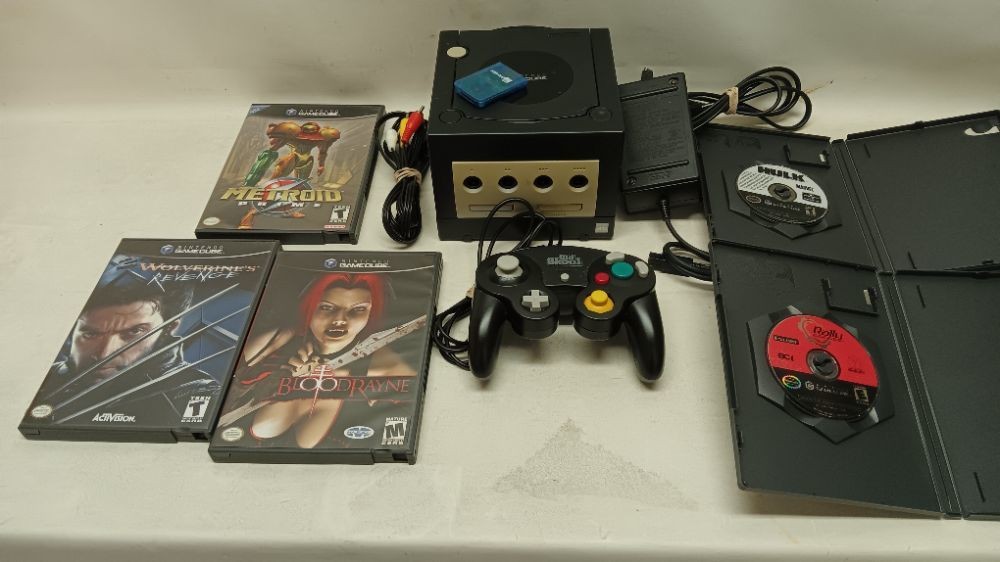 GAMECUBE DOL-001 WITH CABLES, CONTROLLER, 5 GAMES AND MEM CARD
