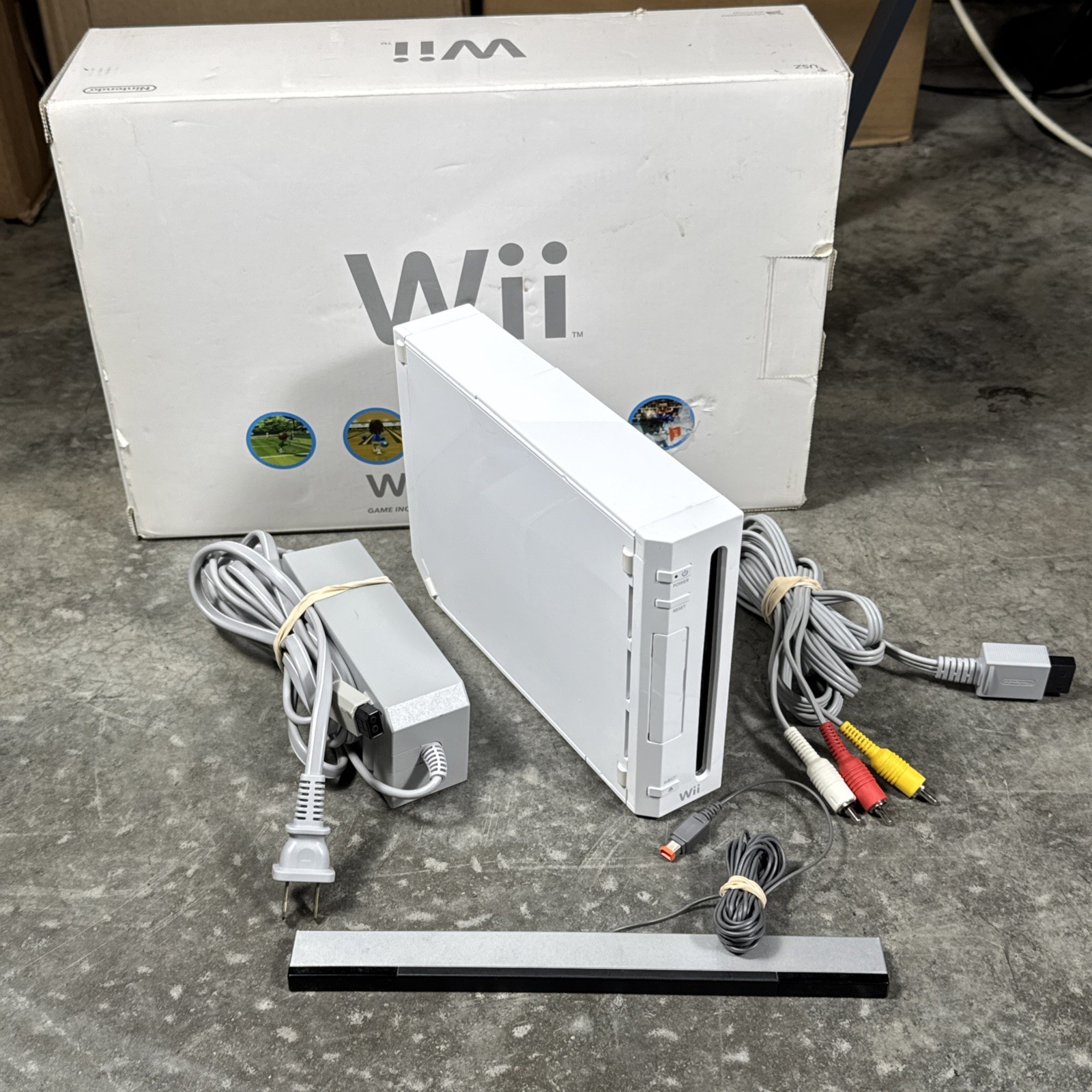 Nintendo Wii Backwards GameCube Compatible Console (RVL-001) w/ Box Tested