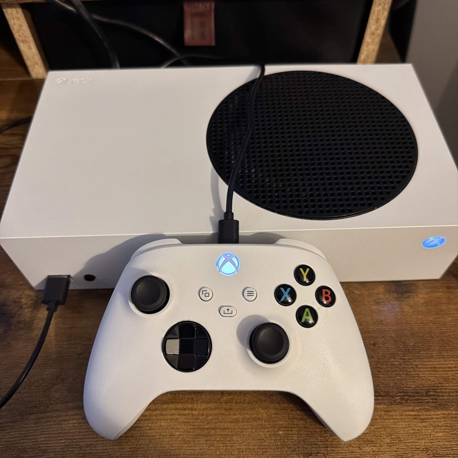Microsoft Xbox Series S – White, 512GB, White Controller & Rechargeable Battery