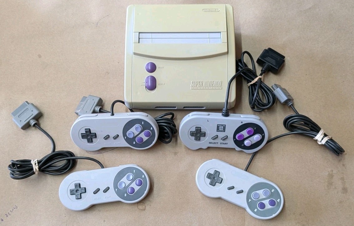 Super Nintendo SNES Console Jr With 4 Controllers Untested