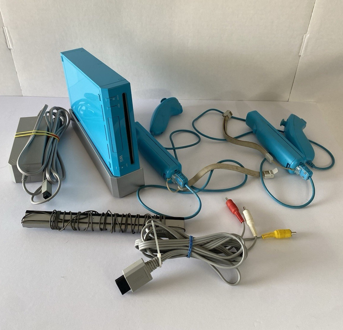 Nintendo Wii RVL-001 Blue Console Bundle 2 Remotes, Nunchuks, AV Cable