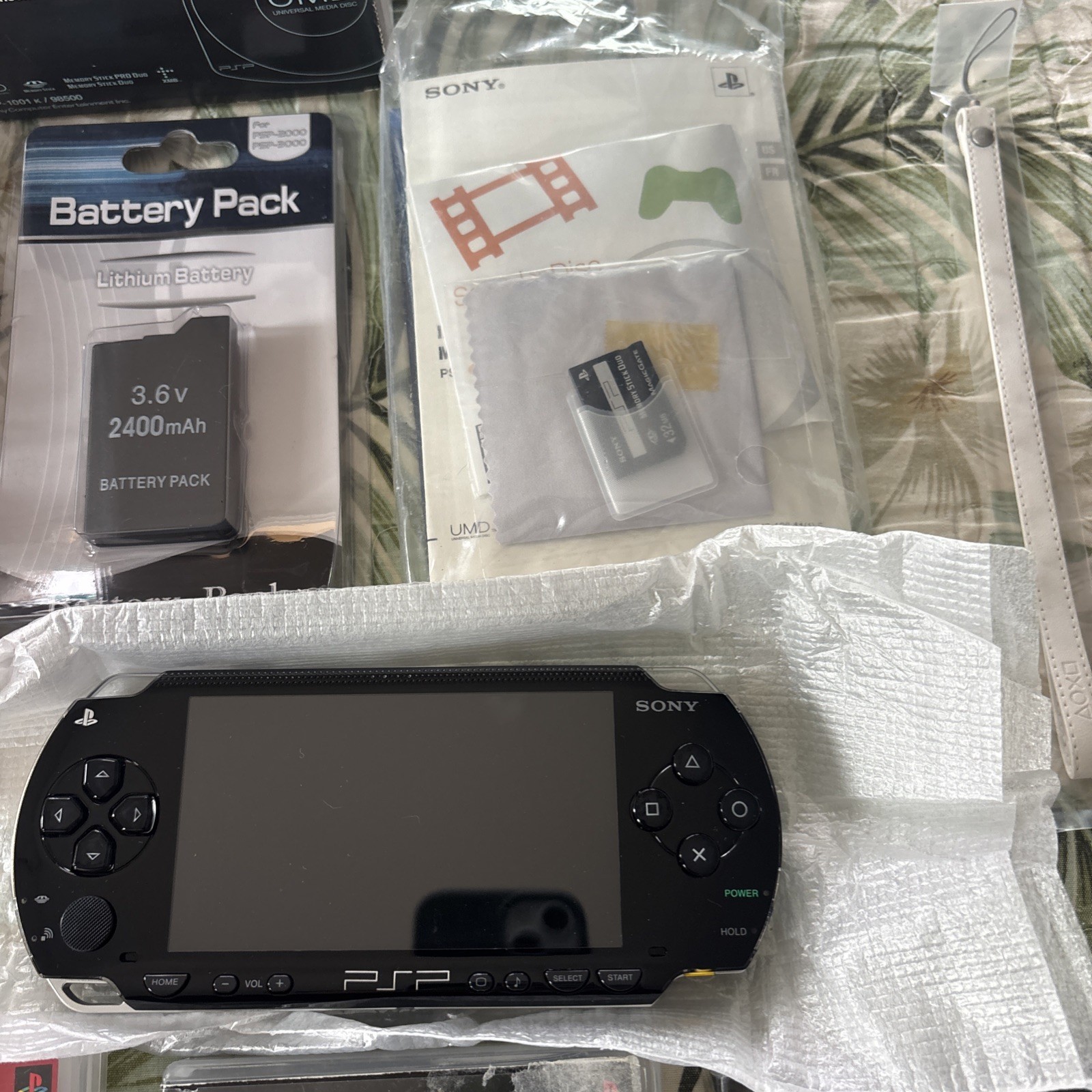 Sony PSP-1001 K Black Value Pack Handheld System New And Mint W/ Games Bundle