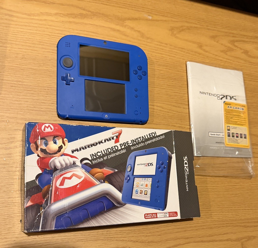 Nintendo 2DS Mario Kart7 Edition In Original Box OEM Charger & Stylus Blue