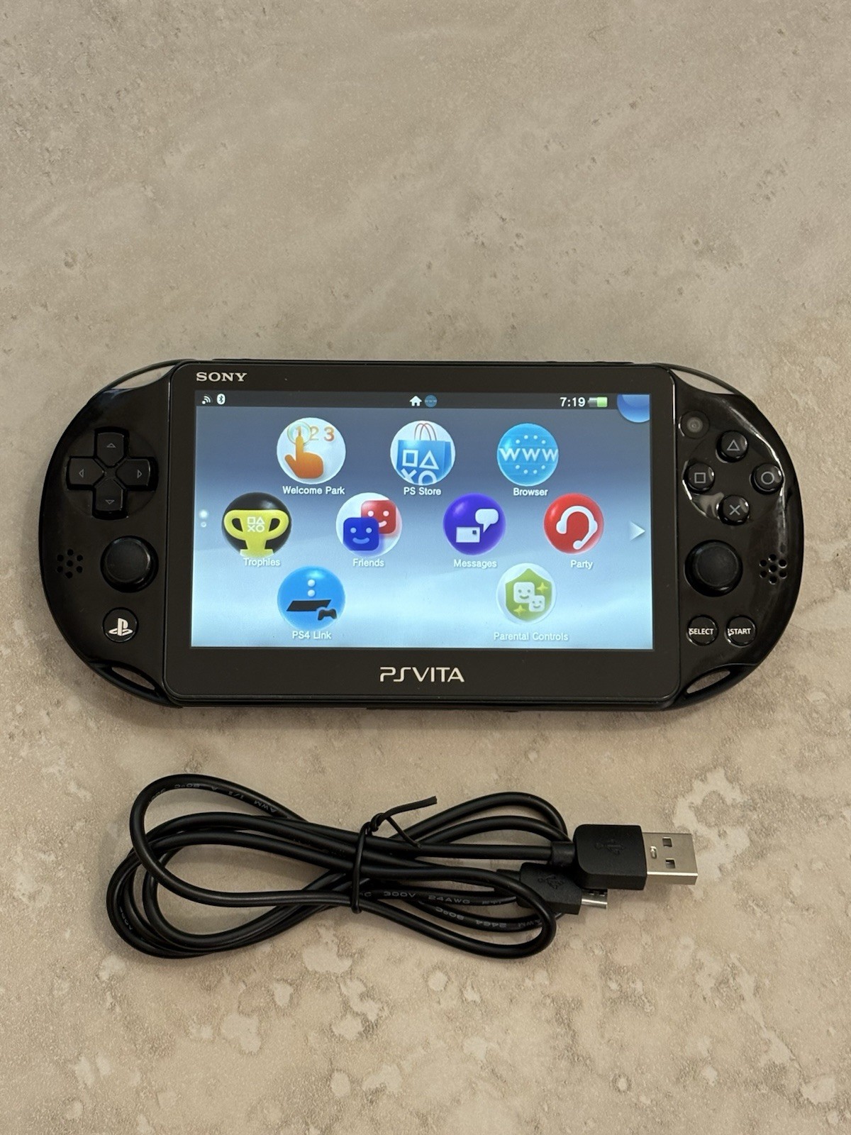 Sony PS Vita 2000 Slim PCH-2000 – Black *GREAT* + Charger