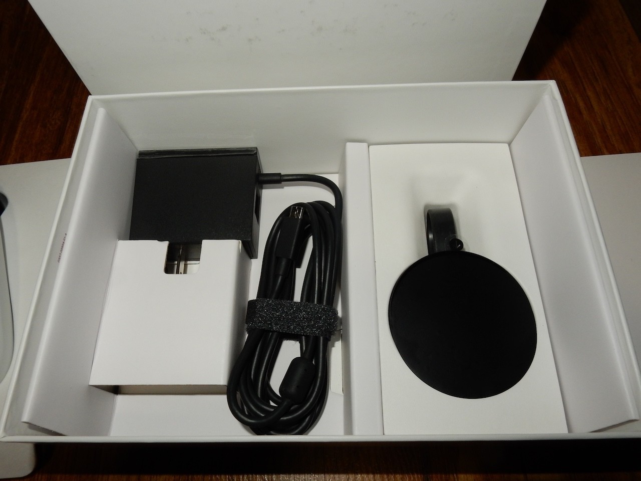 Google Stadia Premiere Edition (White) Complete with Chromecast Bluetooth