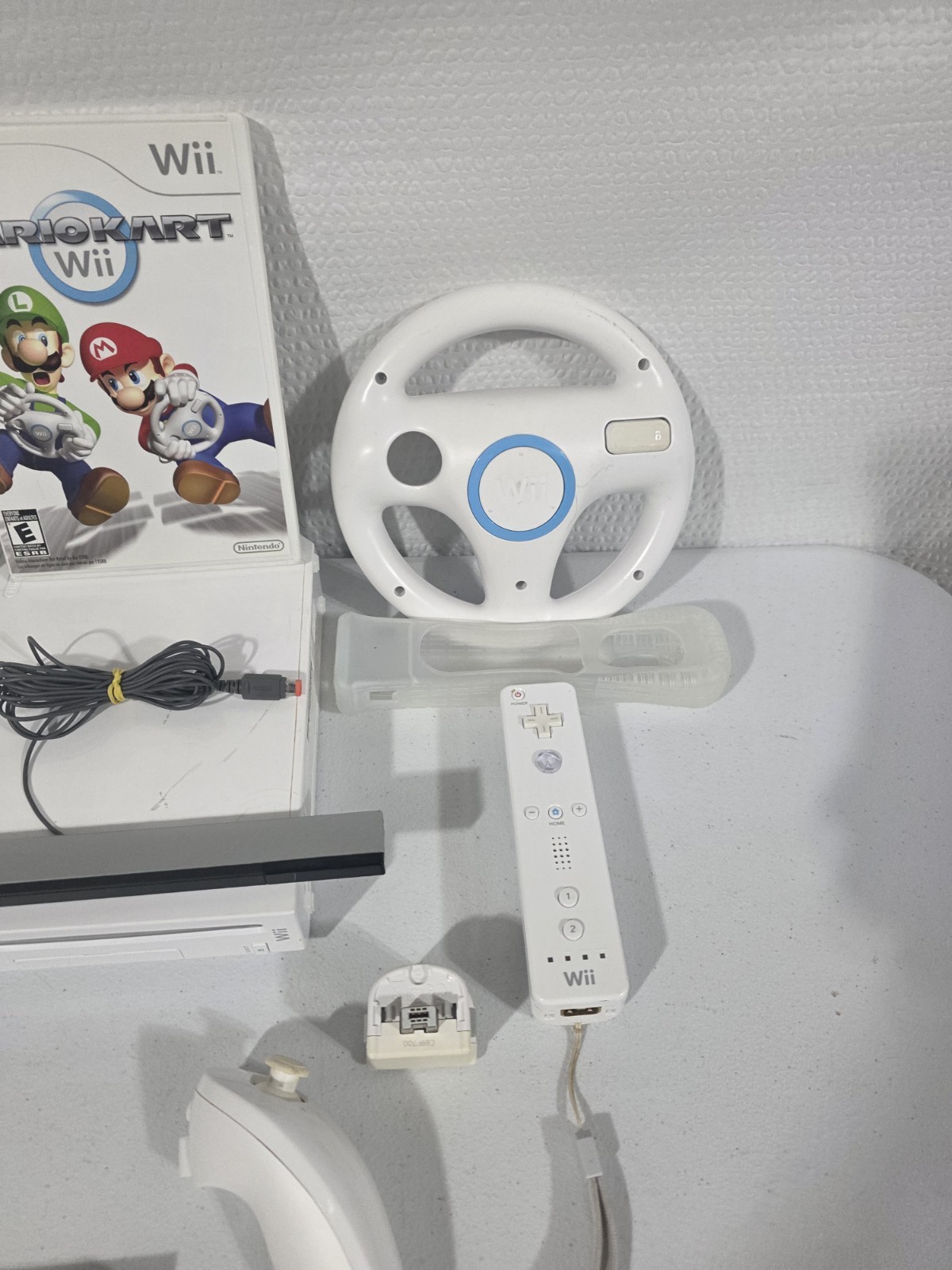 Nintendo Wii Console Bundle Mario Kart Wii 2 Wiimotes Nunchuks Wheels Sensor Bar