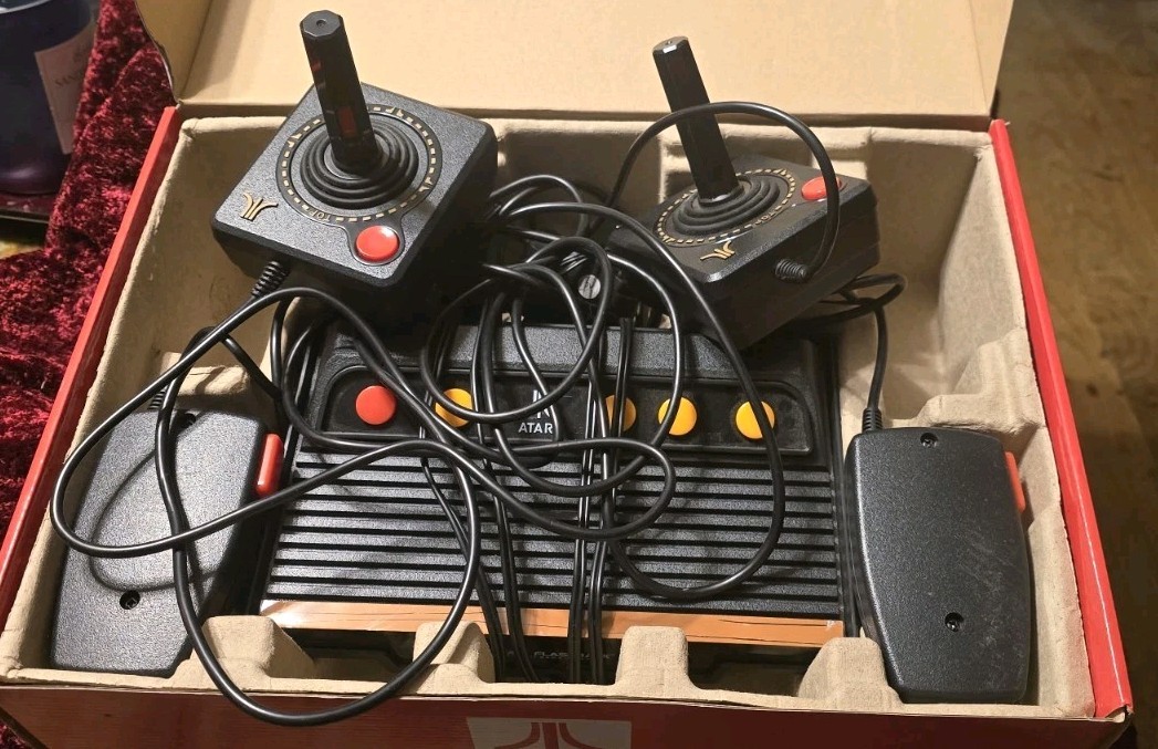 Atari Flashback 8 Deluxe with Wired Paddles & Wired Controllers AR3220X in Box