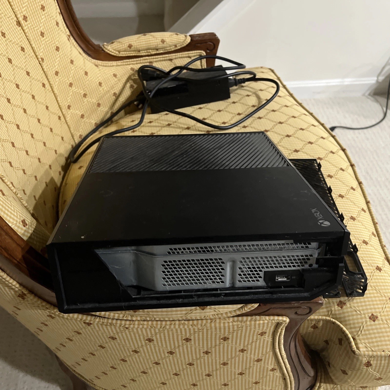 Microsoft Xbox One 500GB Black Console w/ Power Supply and HDMI (small issue)