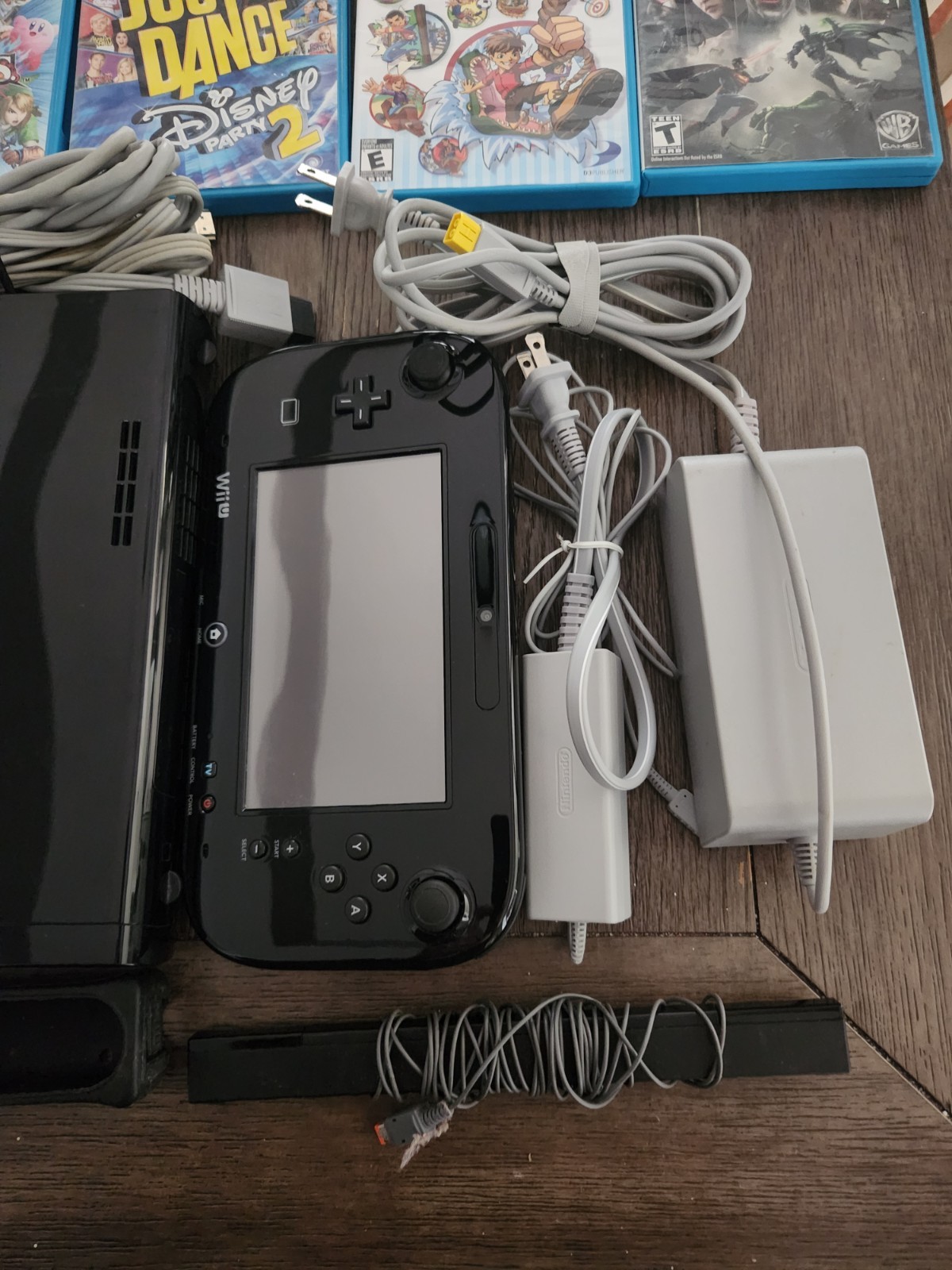 Nintendo Wii U Black Console w/ GamePad, 1 Wii Remotes, & 4 Games