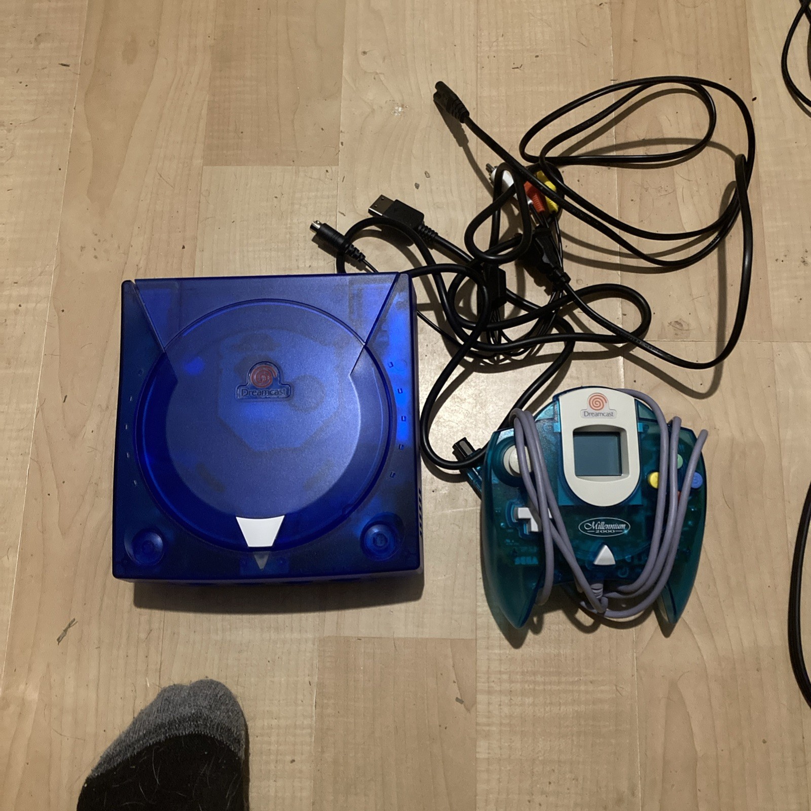 Dreamcast HKT-3000 SD Memory Card Modded with One Controller and Memory Card