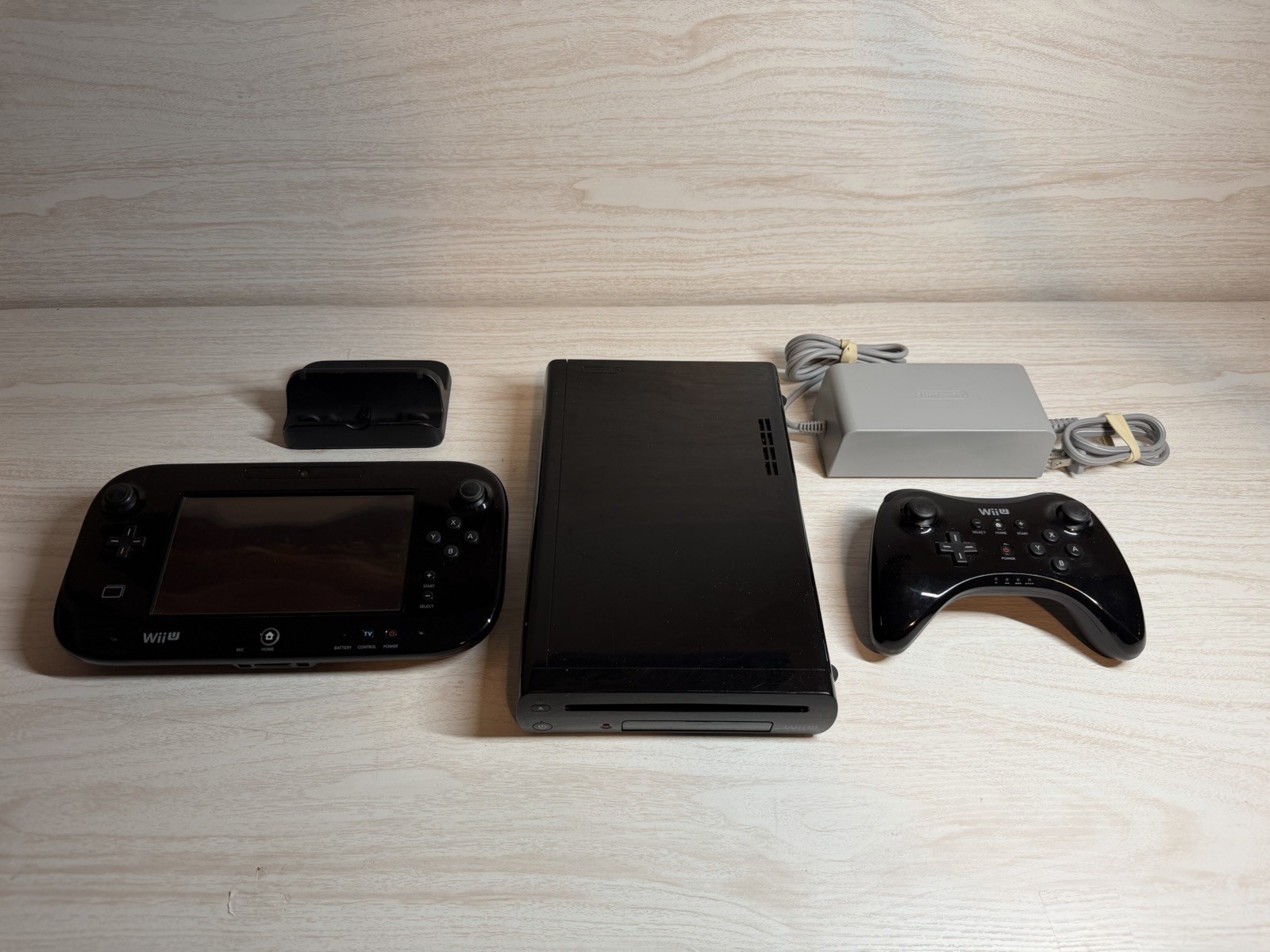 Nintendo Wii U Deluxe 32GB Handheld System – Black WUP-101(02) w/ Pro Controller
