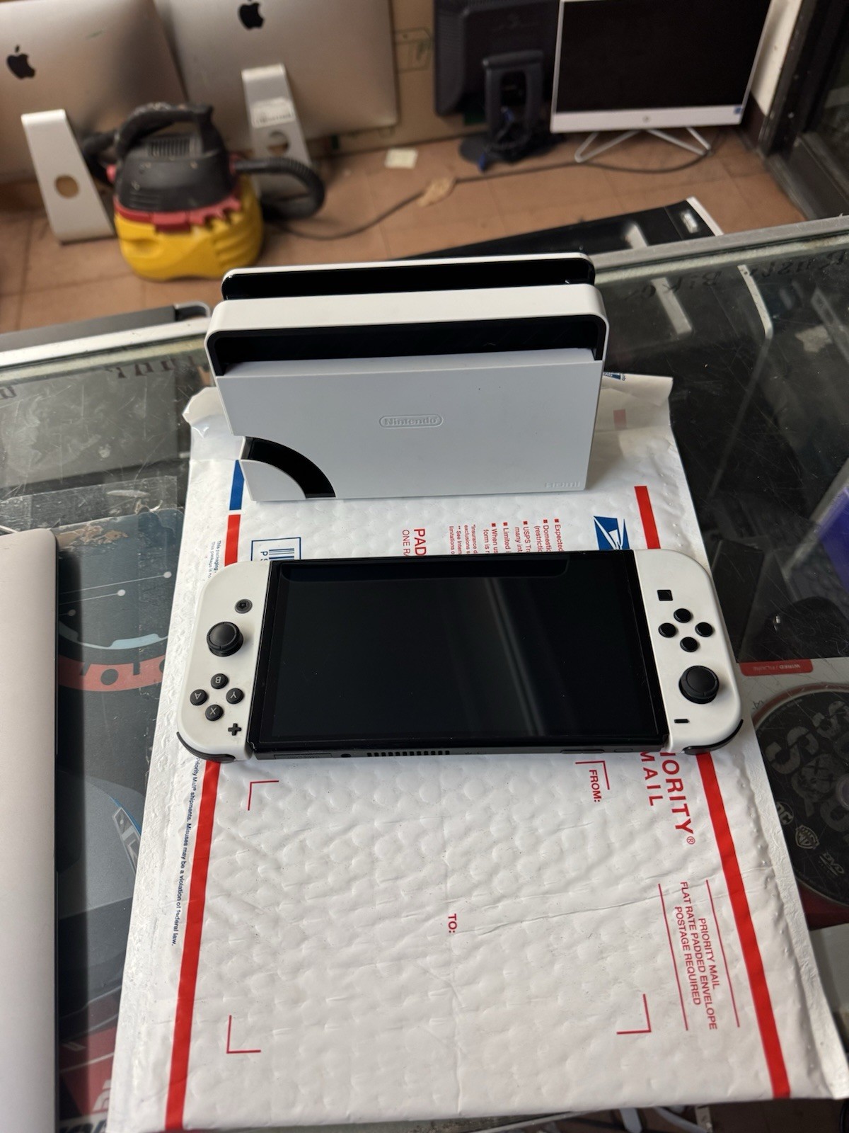 Nintendo Switch OLED HEG-001 White Console CIB Dock Joy-Con No Charger