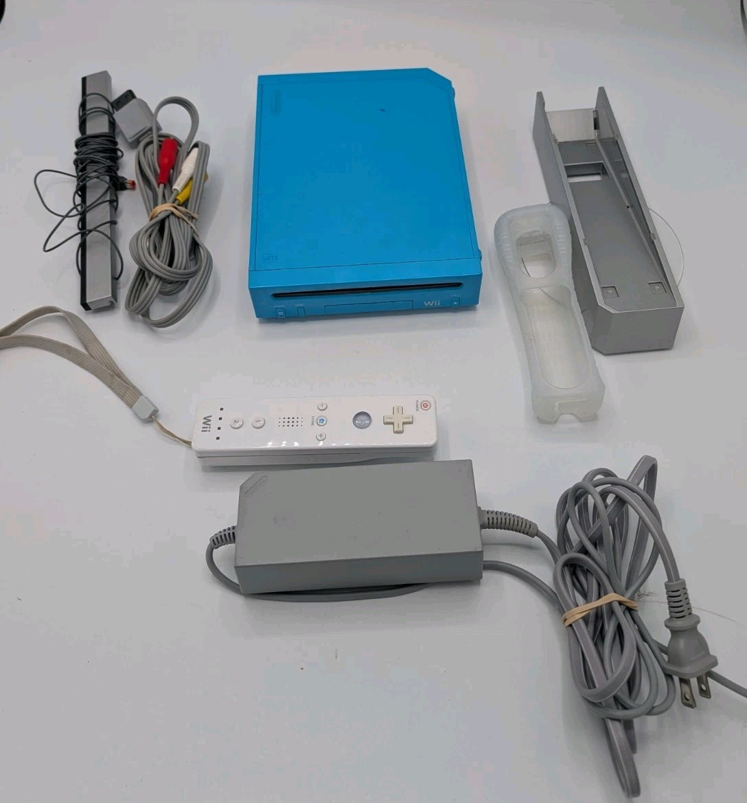 Nintendo Wii RVL-001 Blue Console Bundle w/ Remote Sensor Bar AV/Power