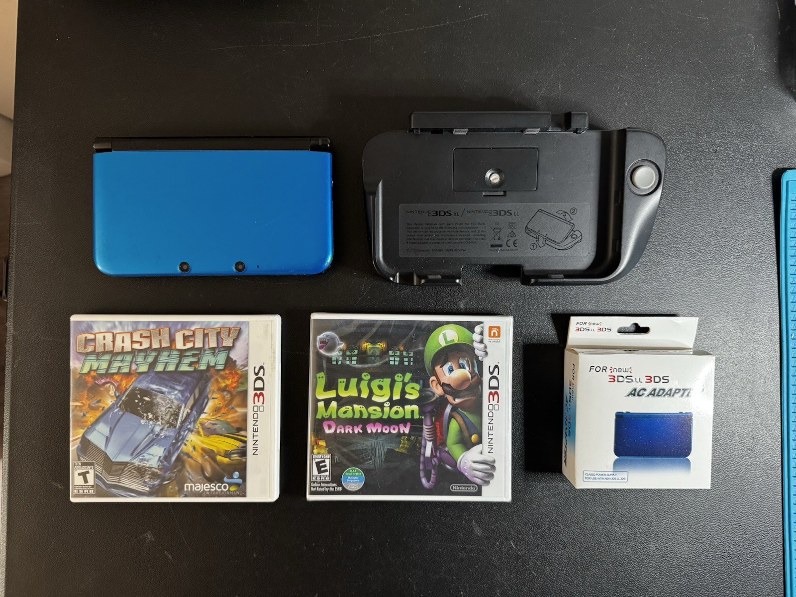 Nintendo 3DS XL Blue/Black W/ Circle Pad Pro 2 Games Luigi’s Mansion Works Great