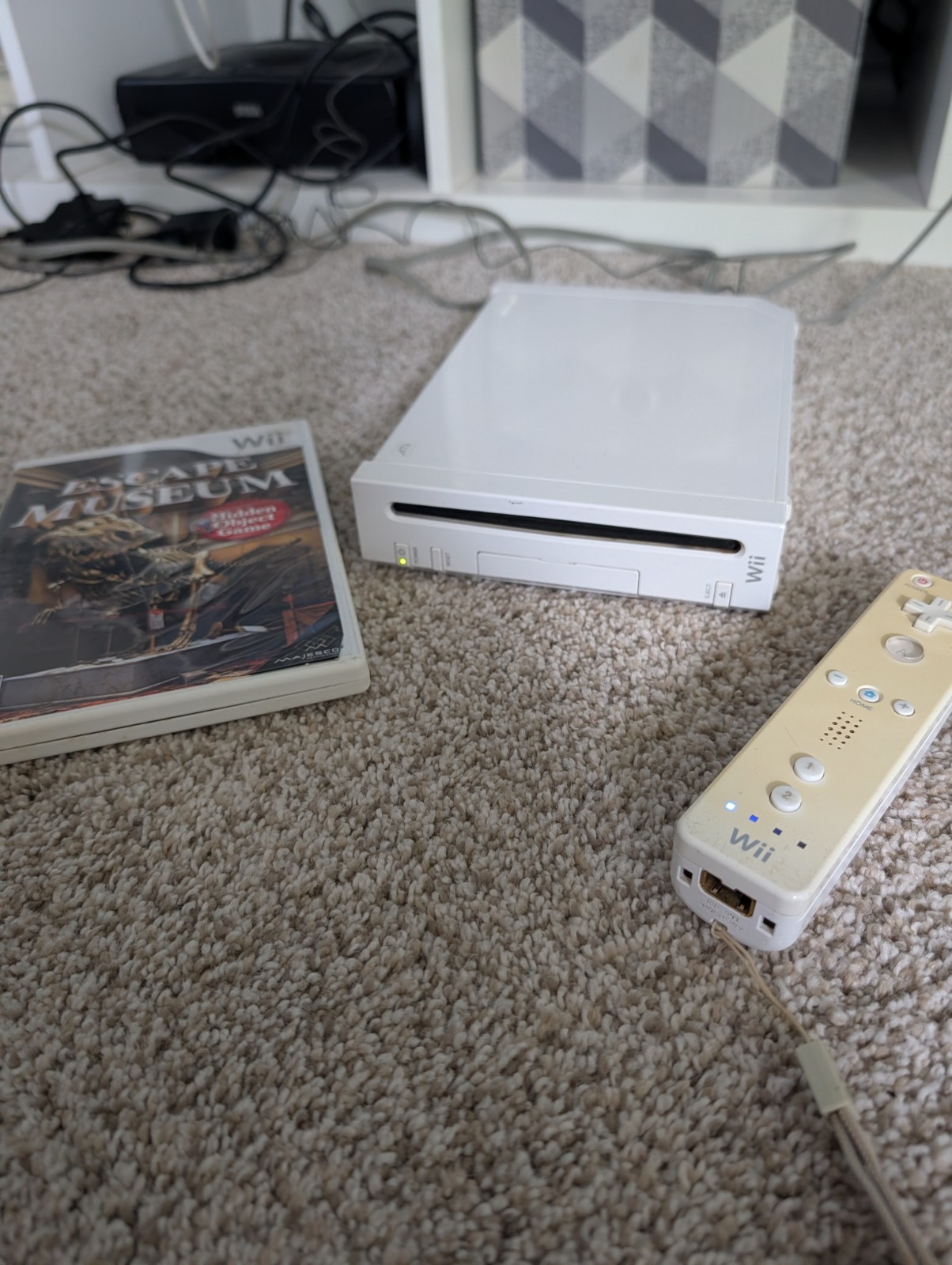 White Nintendo Wii System – Cords & Controller + Game