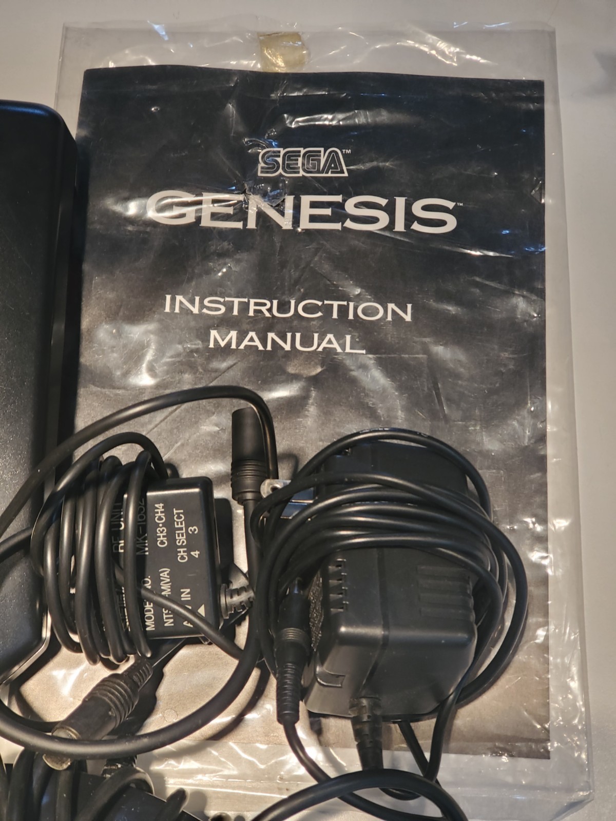Sega MK-1631 Genesis Console System w/2 control, all cords, power on, no video