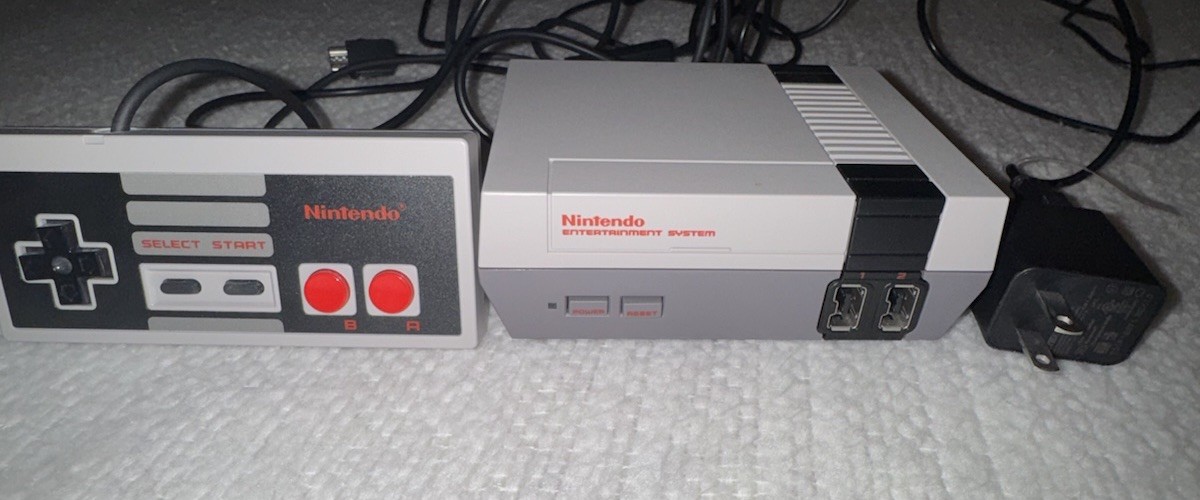 Nintendo NES Classic Mini Edition CLV-001 Console HDMI Region Free w/ Controller