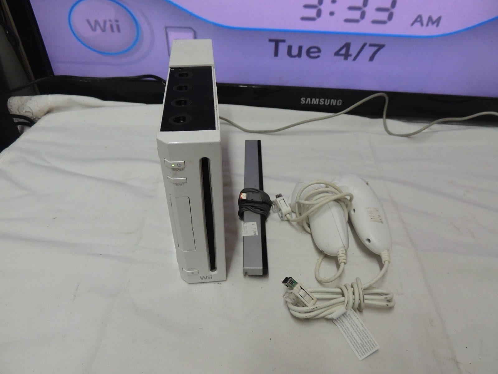 Nintendo Wii – RVL-001 White Bundle #21 NO CHARGER OR AV CABLE