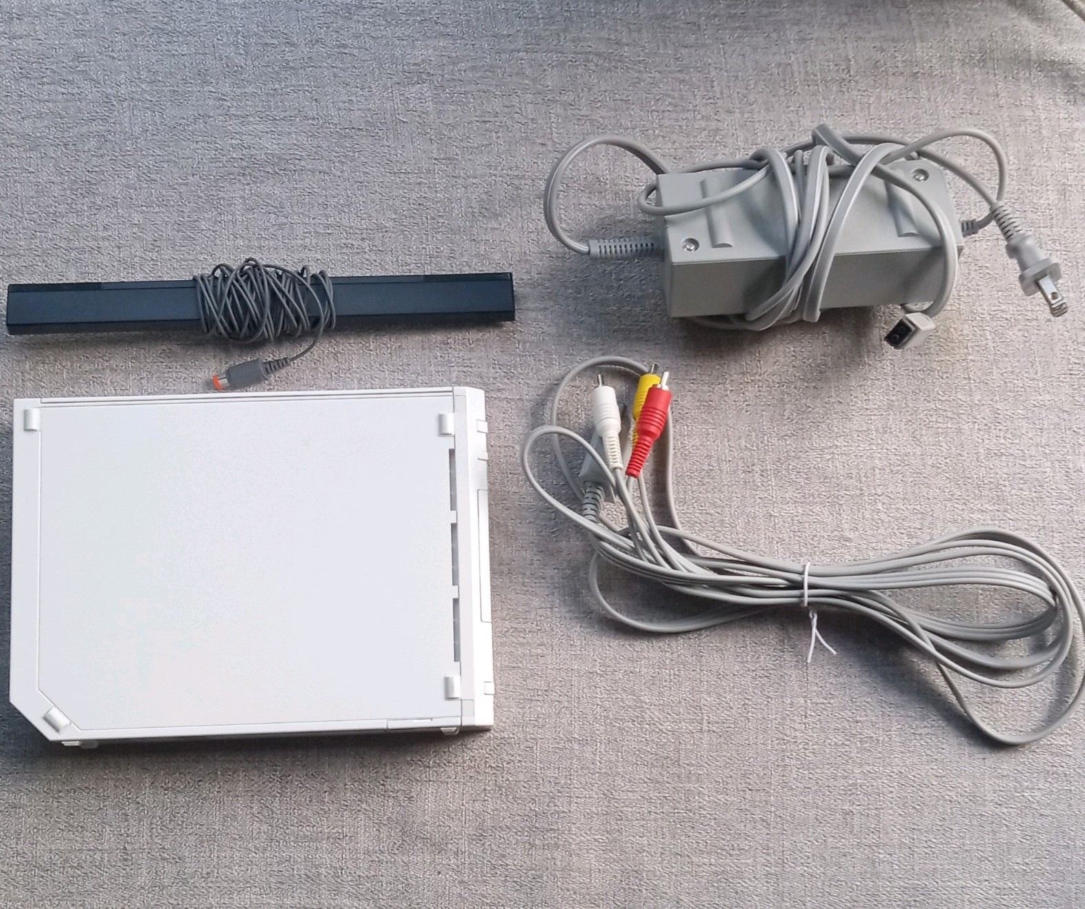 TESTED WORKING White Nintendo Wii MB Home Console W/ Power Cord, AV, and Sensor