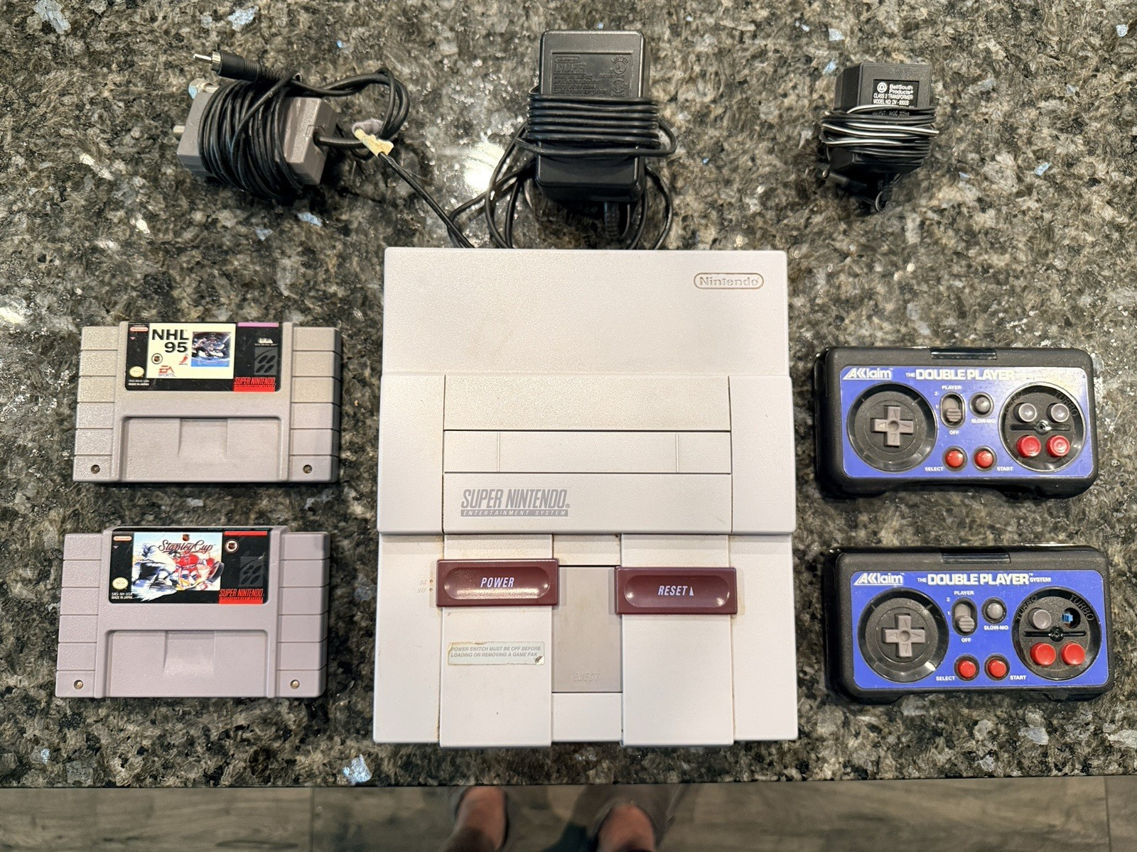 Lot 2 Nintendo NES-001 & SNES SNS-001 Consoles Zapper Games Controllers Bundle