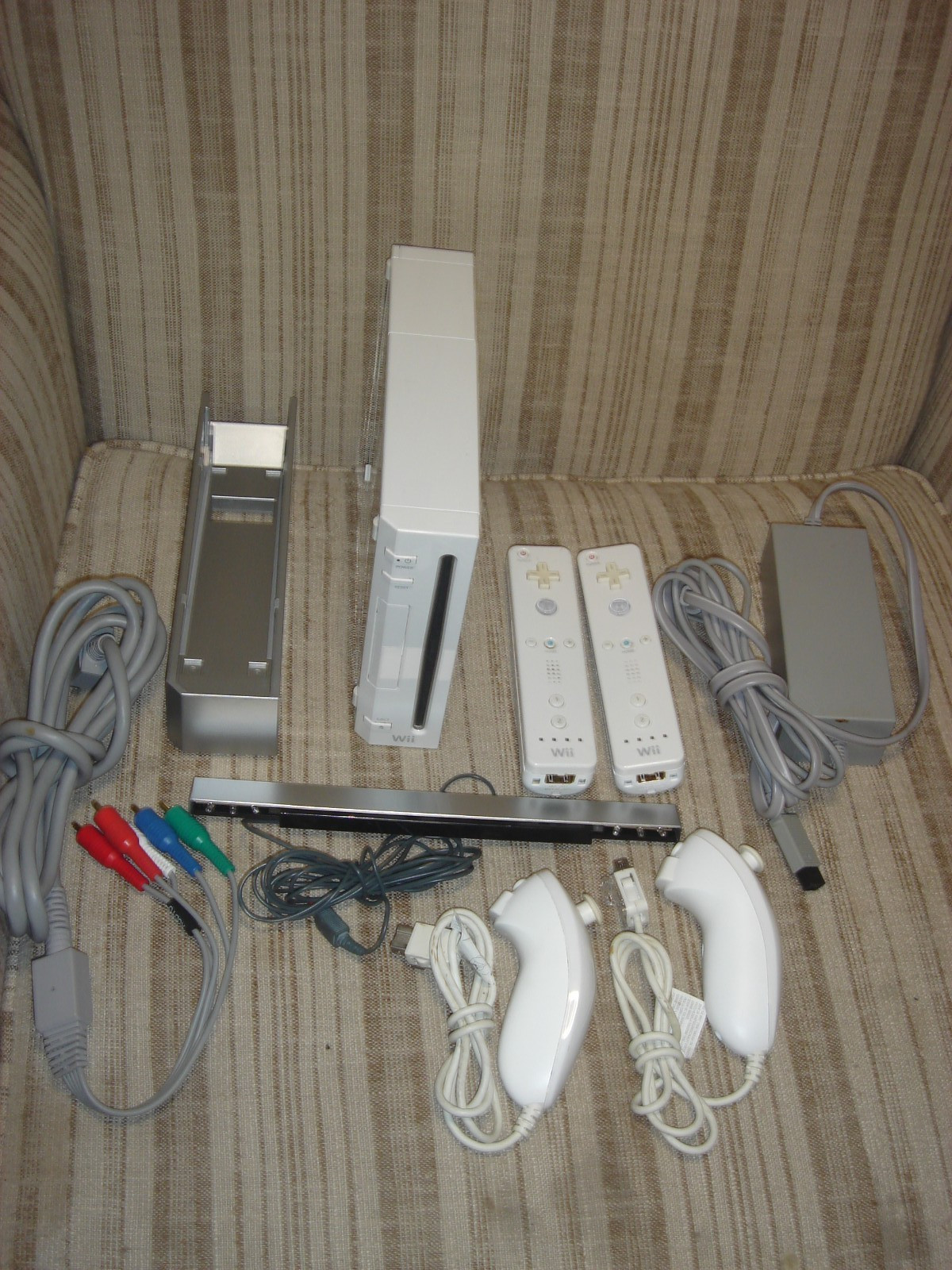 Nintendo Wii Console Bundle | 2 Remotes | 2 Nunchuks | Sensor Bar | Cables
