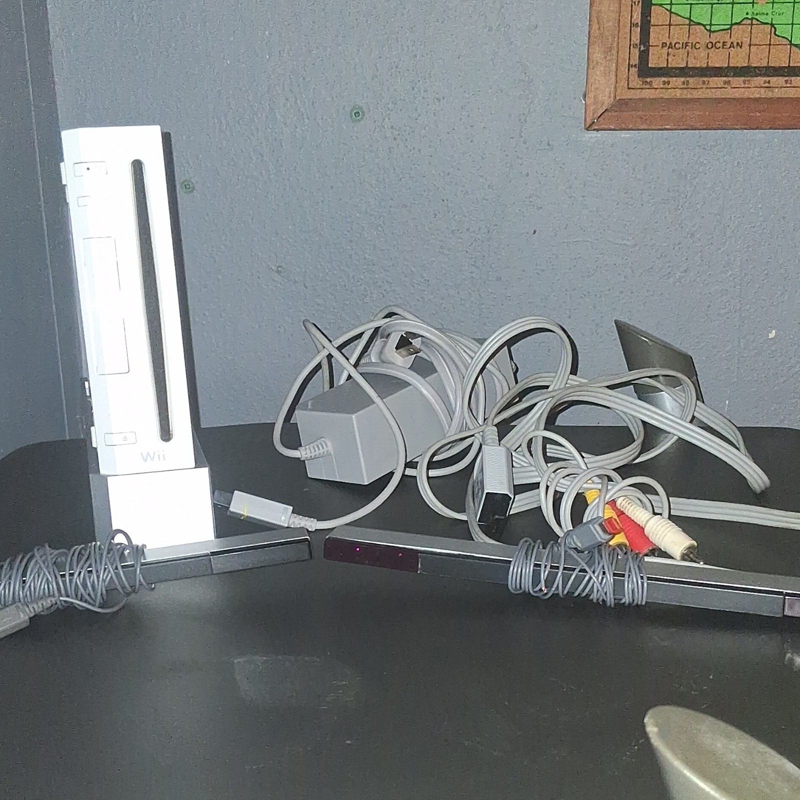 Nintendo Wii White Home Console Wi-Fi Stand Power Adapter AV Cable Sensor Bar