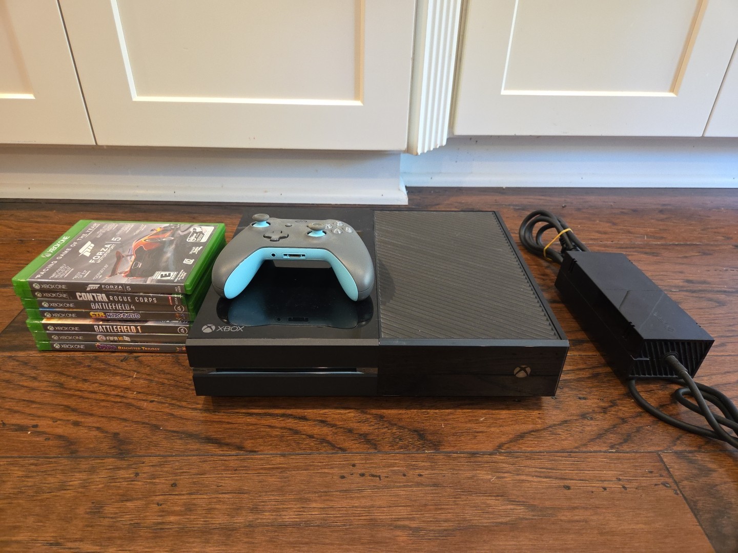 Microsoft XBOX ONE 1540 Console & Cables Bundle – 1 Controller 7 Games