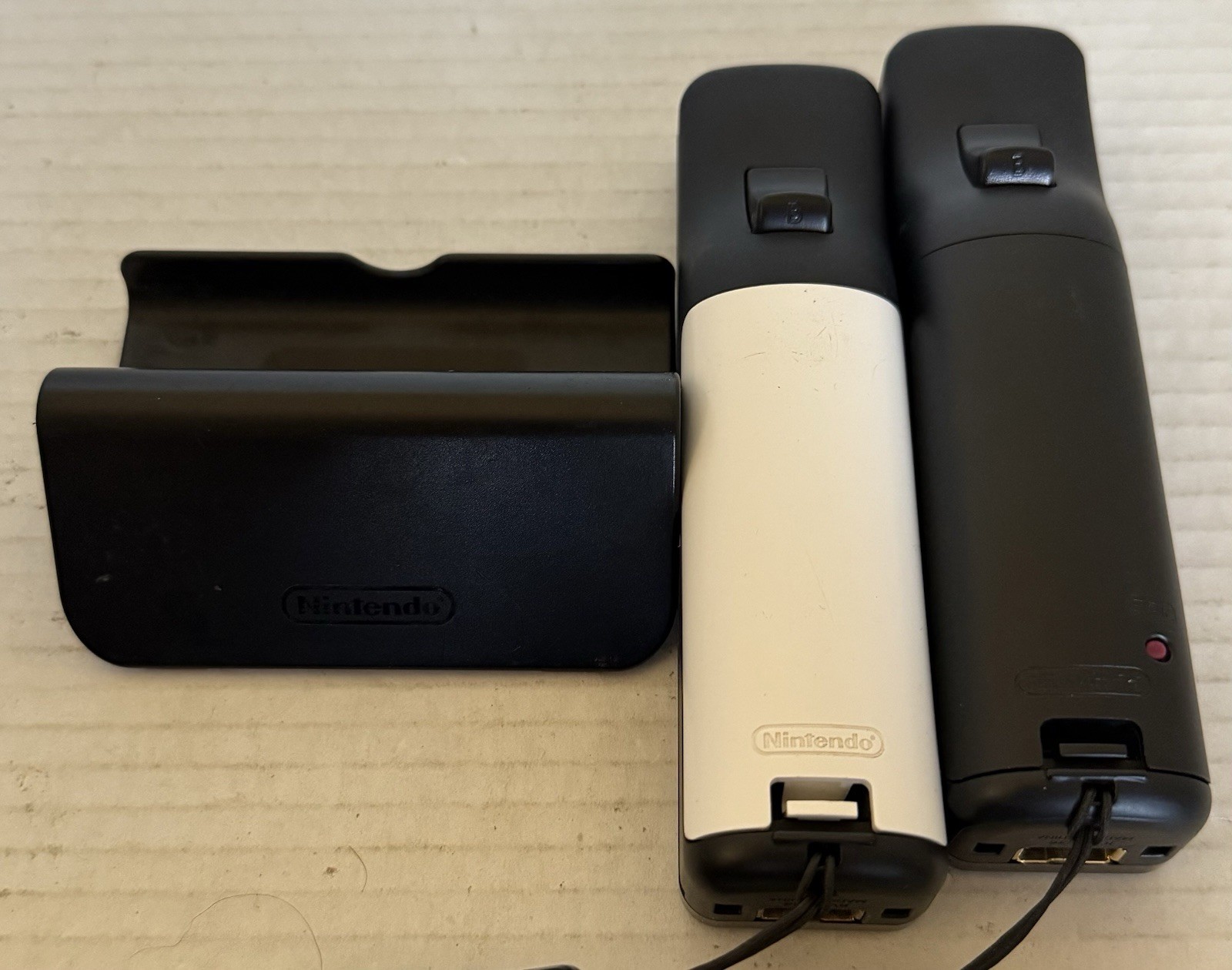 Nintendo Wii U 32GB System WUP-101(02) 2 Remotes, Gamepad, Pro Controller, Wires