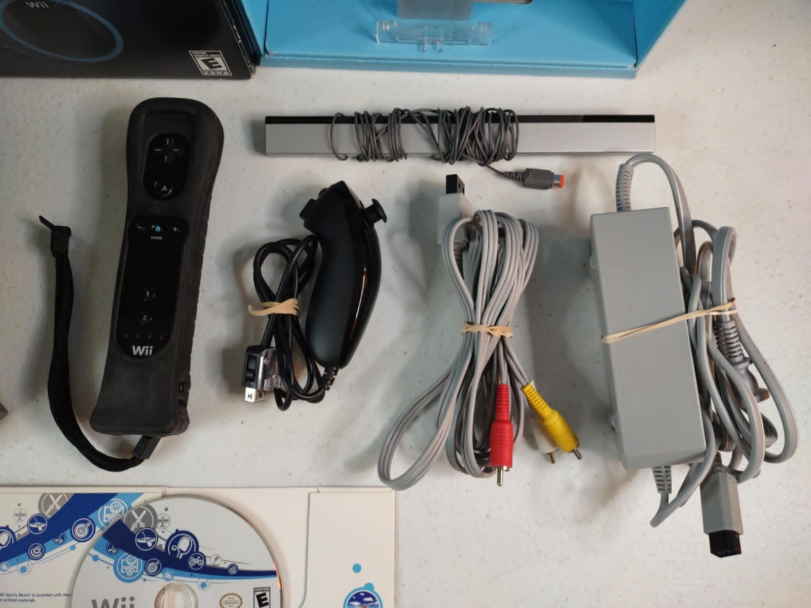Nintendo Wii Black Console Bundle W/ Box/Cables/Sensor Bar/Controller/Stand/Game