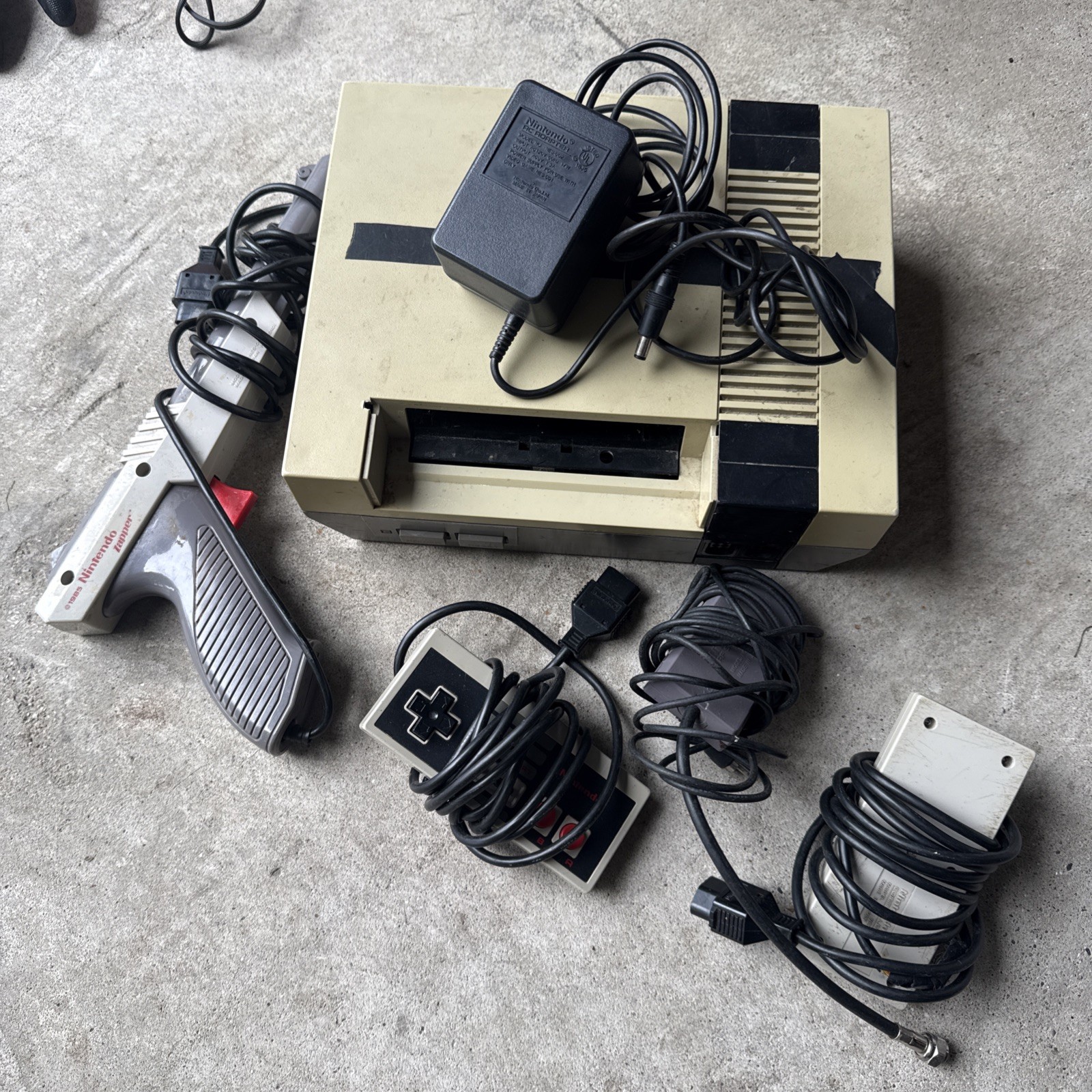 Nintendo Console NES System NES-001 W/ Controllers, Zap