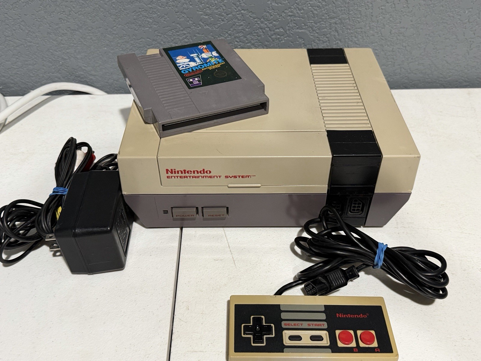 Nintendo Entertainment System NES Console Bundle 1 Controllers 1 Game Gyromite